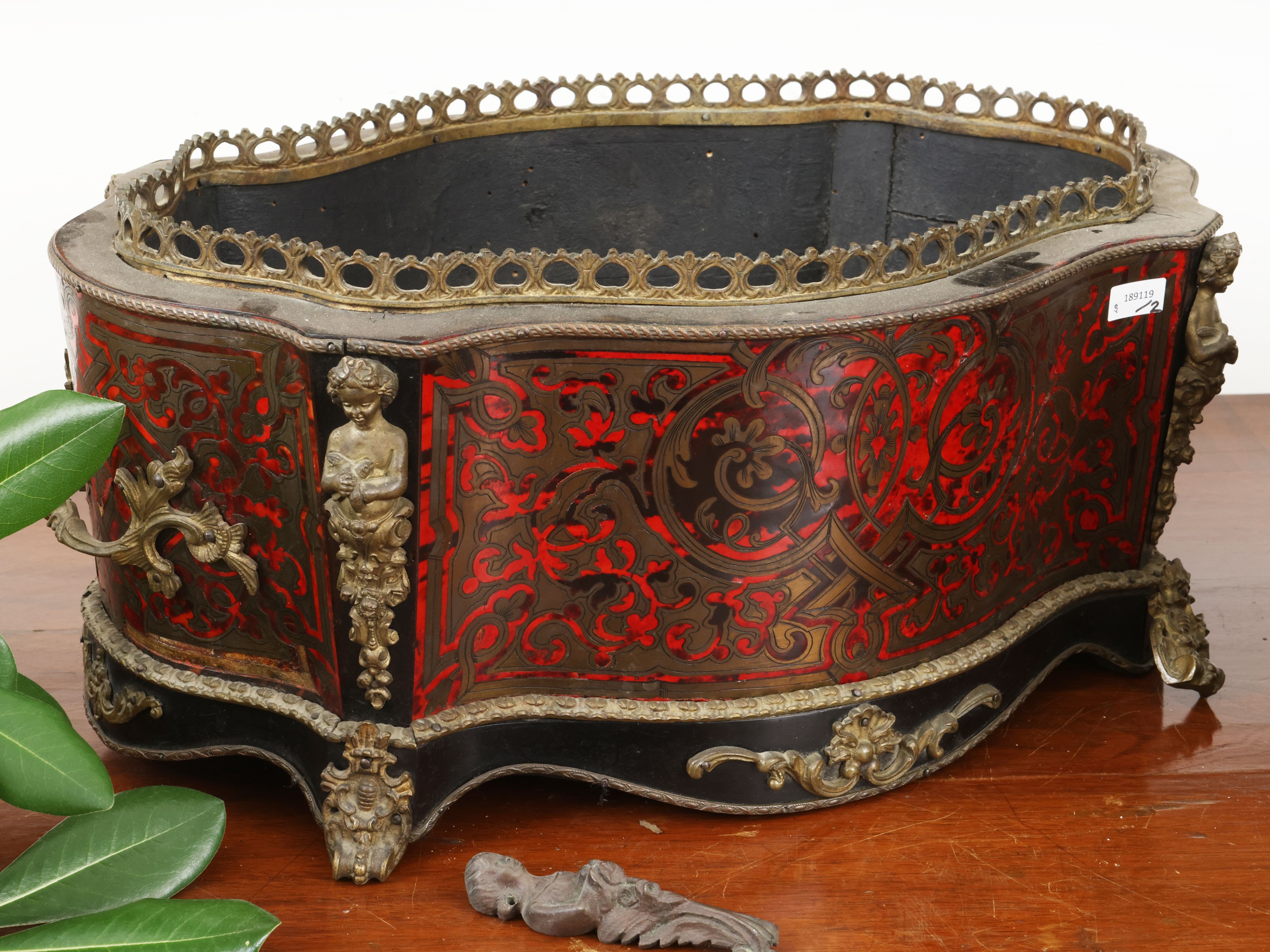 Coppia di fioriere in stile Boulle, intarsio in ottone e lacca rossa