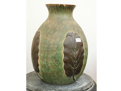 Zaccagnini, Vaso in ceramica patinato ad imitazione del bronzo con decorazione a foglie e onde