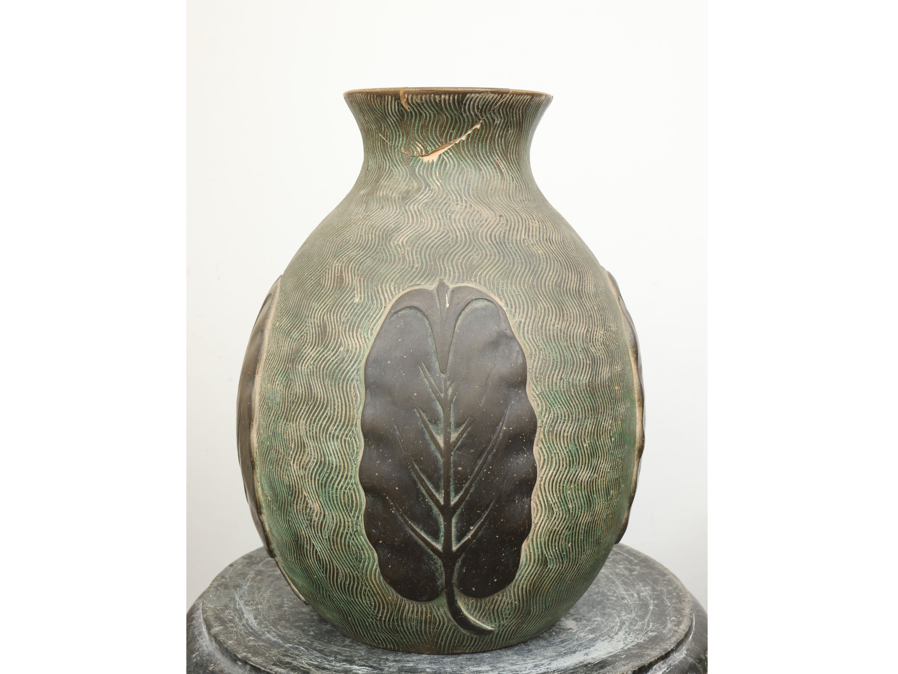 Zaccagnini, Vaso in ceramica patinato ad imitazione del bronzo con decorazione a foglie e onde