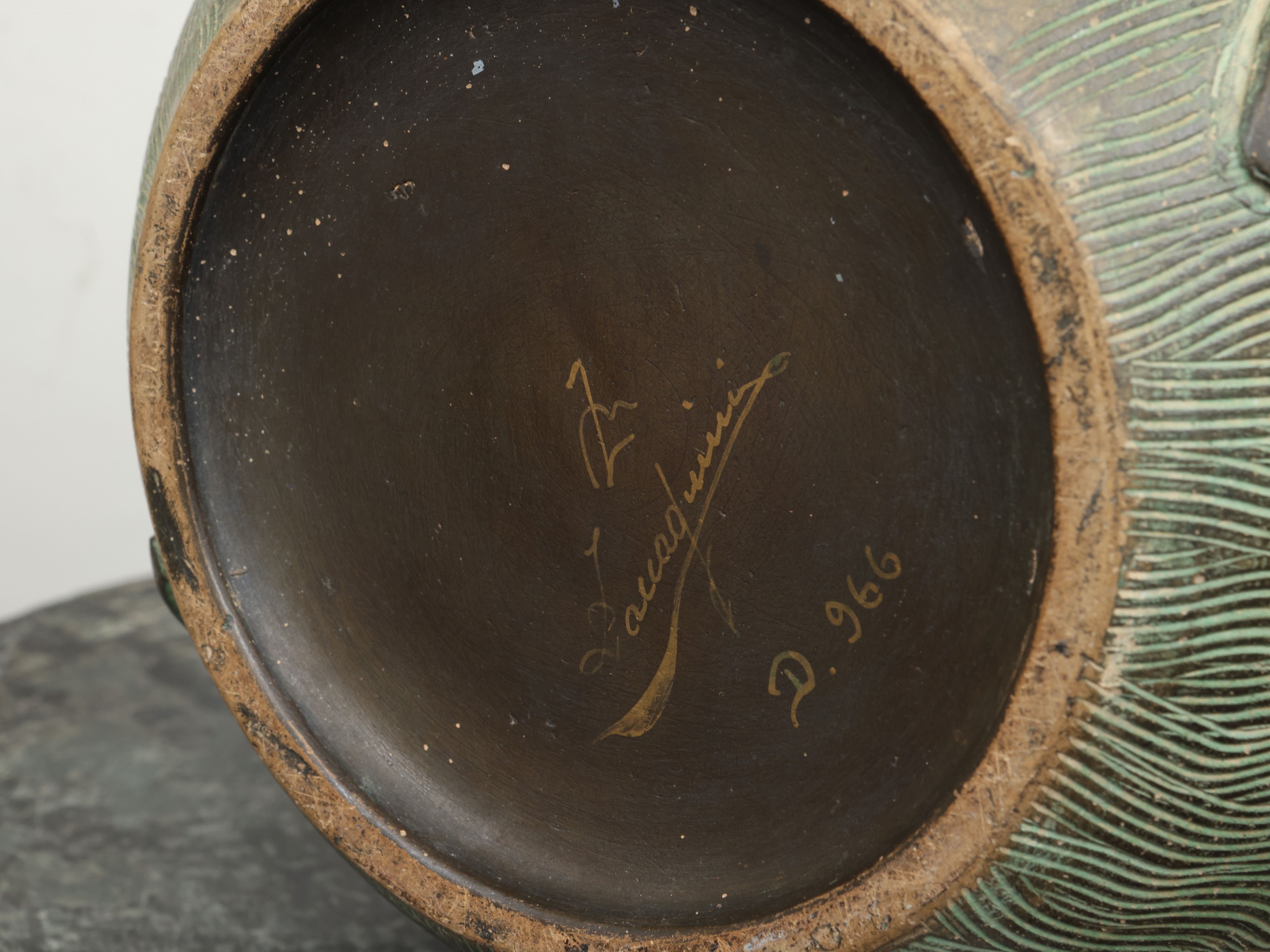 Zaccagnini, Vaso in ceramica patinato ad imitazione del bronzo con decorazione a foglie e onde