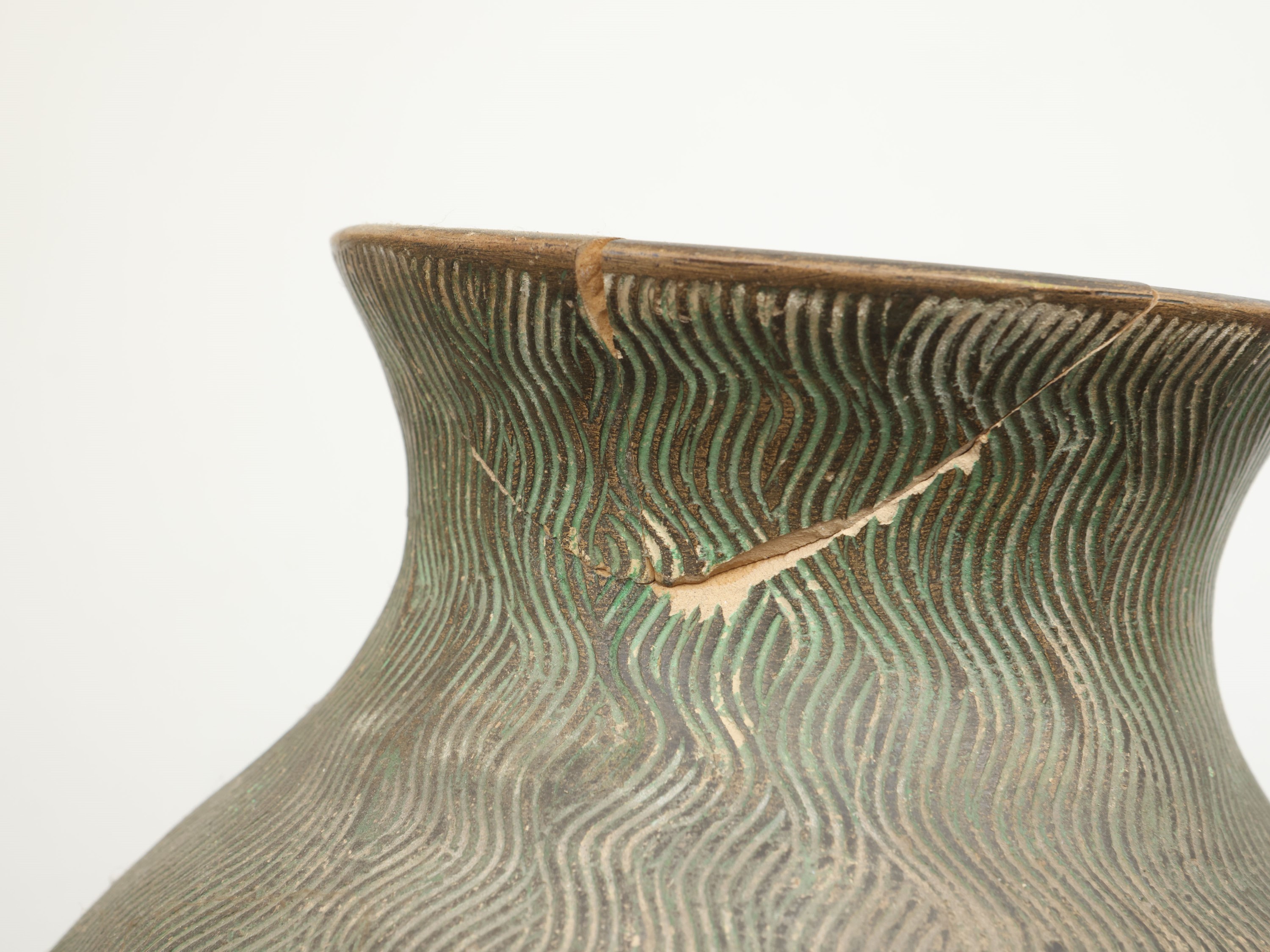 Zaccagnini, Vaso in ceramica patinato ad imitazione del bronzo con decorazione a foglie e onde