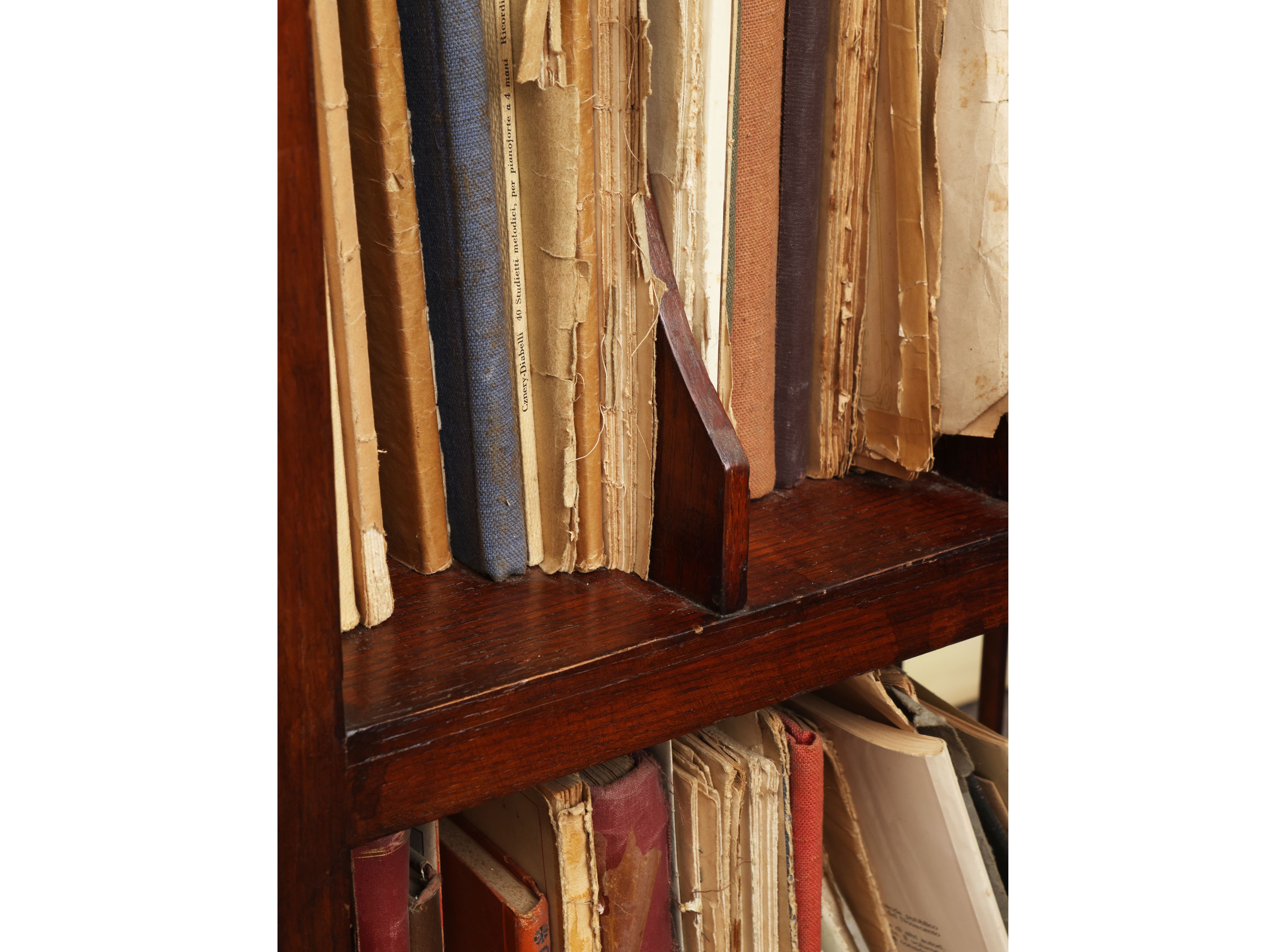 Prima metà del XX secolo, piccola libreria in faggio a tre ripiani