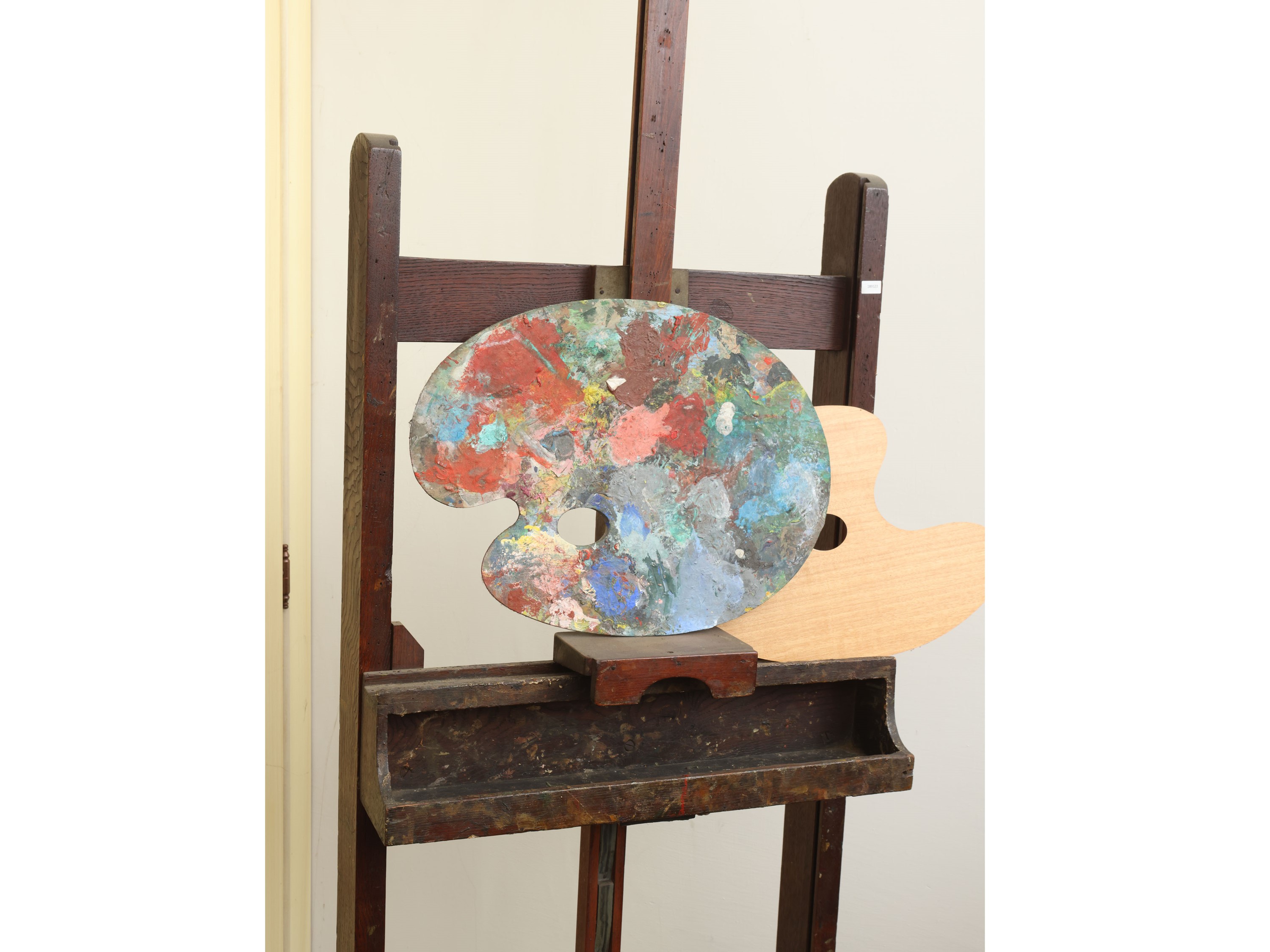 Grande cavalletto da pittore, struttura in legno e metallo, dimensioni 255x50x50 cm