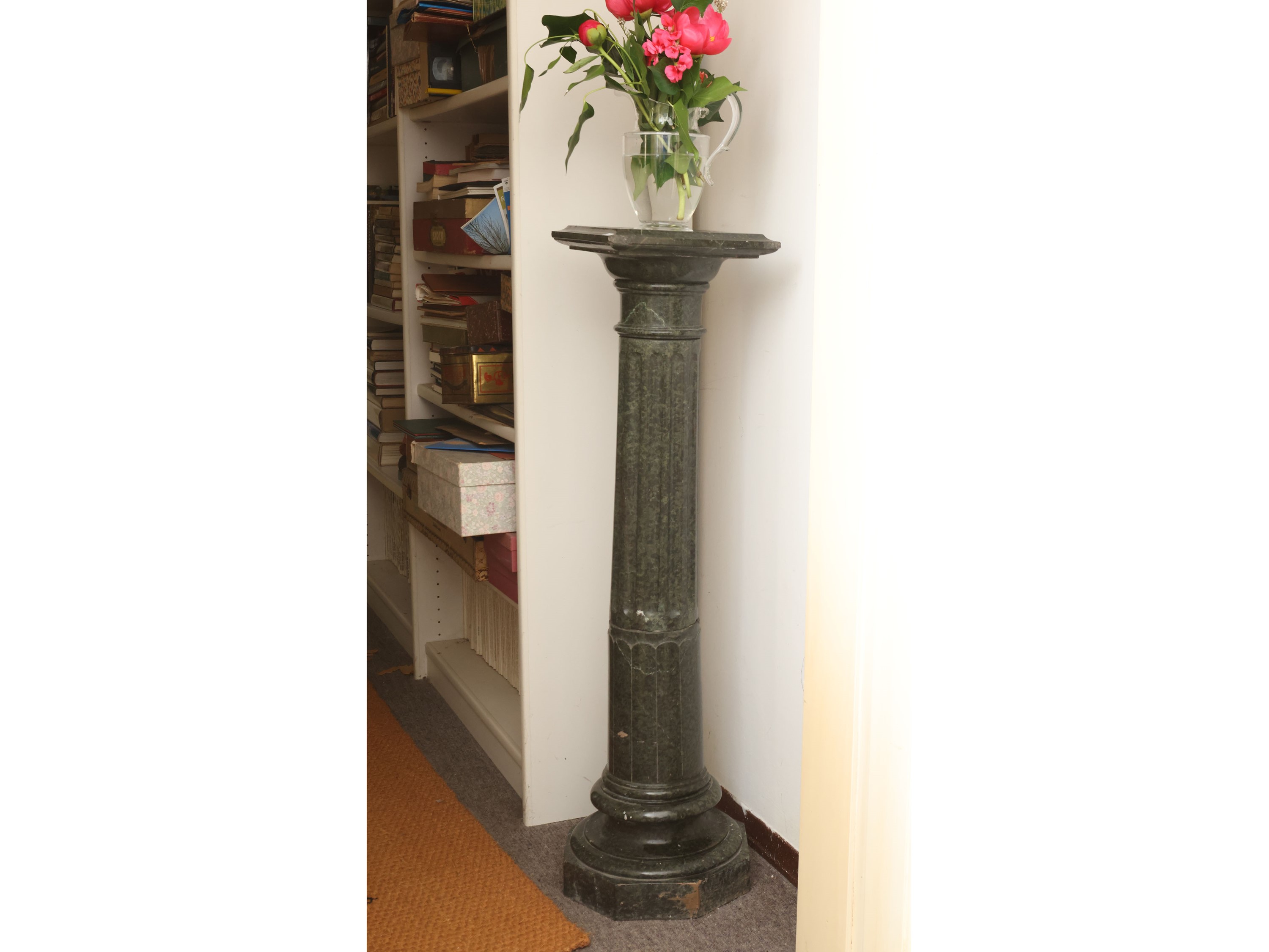 Colonna portavasi in marmo, elemento d’arredo