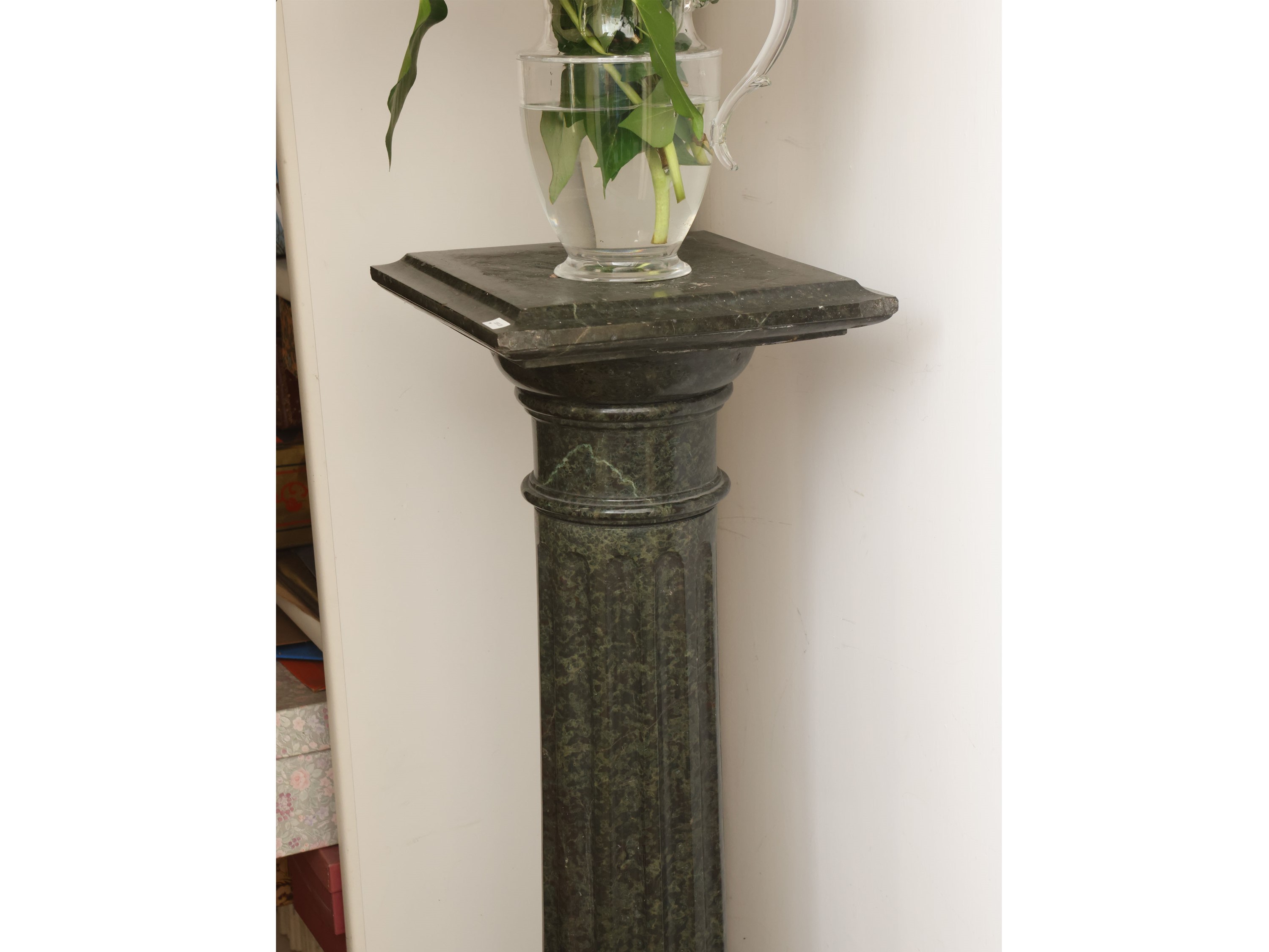 Colonna portavasi in marmo, elemento d’arredo