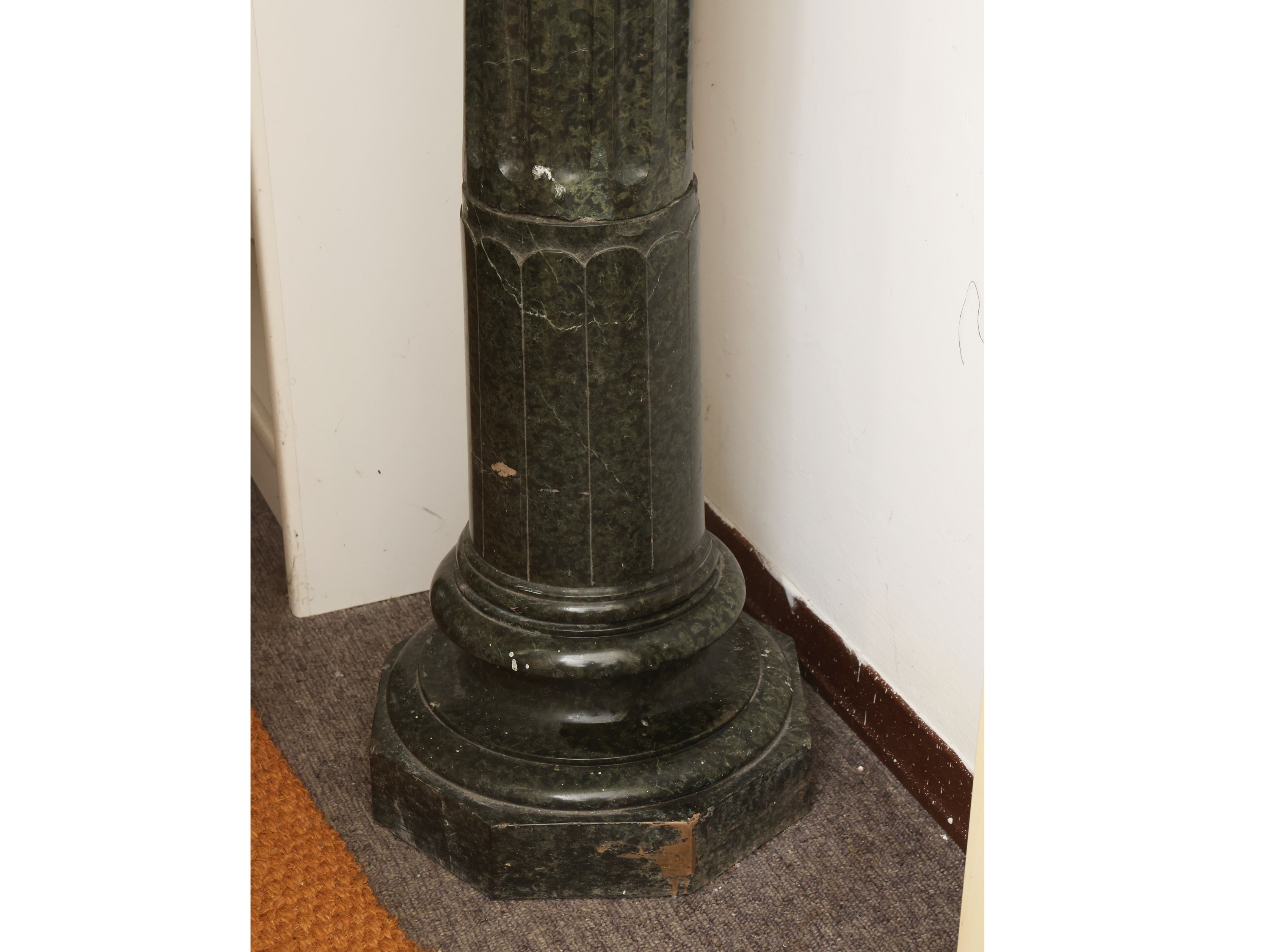 Colonna portavasi in marmo, elemento d’arredo