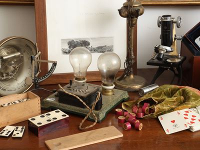 Curiosità d’epoca, accessori da gioco e strumenti scientifici, XIX/XX secolo