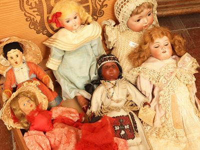 Balocchi d’epoca, assortimento di bambole e casa per le bambole in legno con accessori