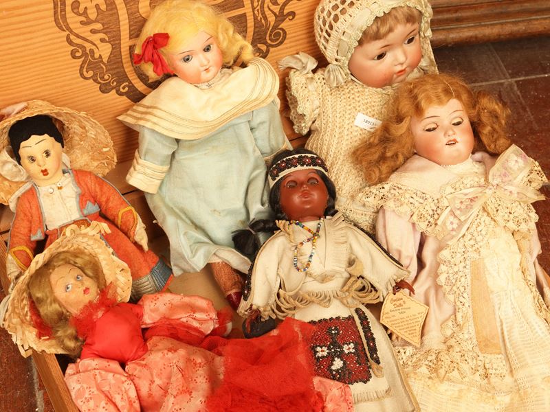 Balocchi d’epoca, assortimento di bambole e casa per le bambole in legno con accessori