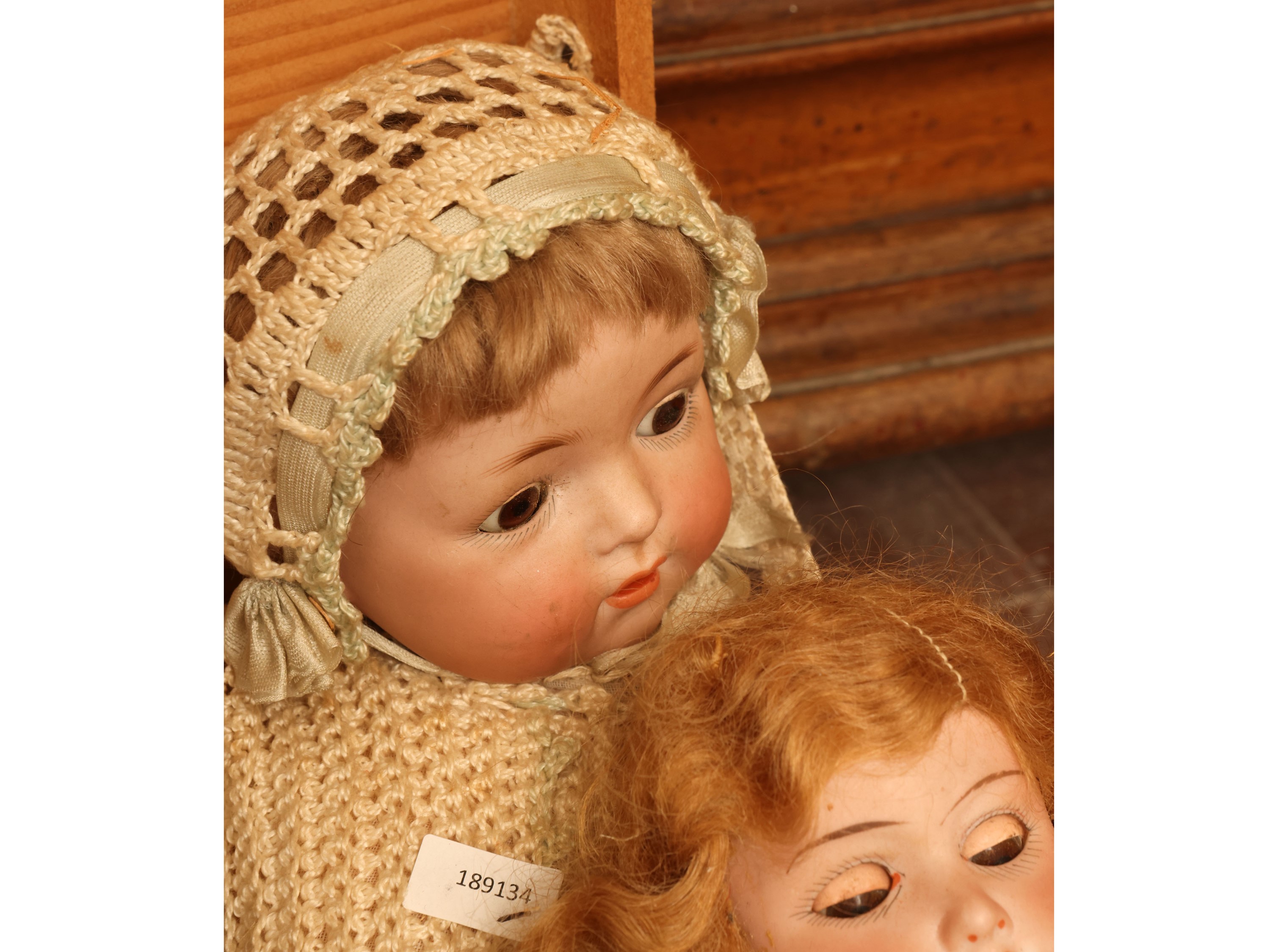 Balocchi d’epoca, assortimento di bambole e casa per le bambole in legno con accessori