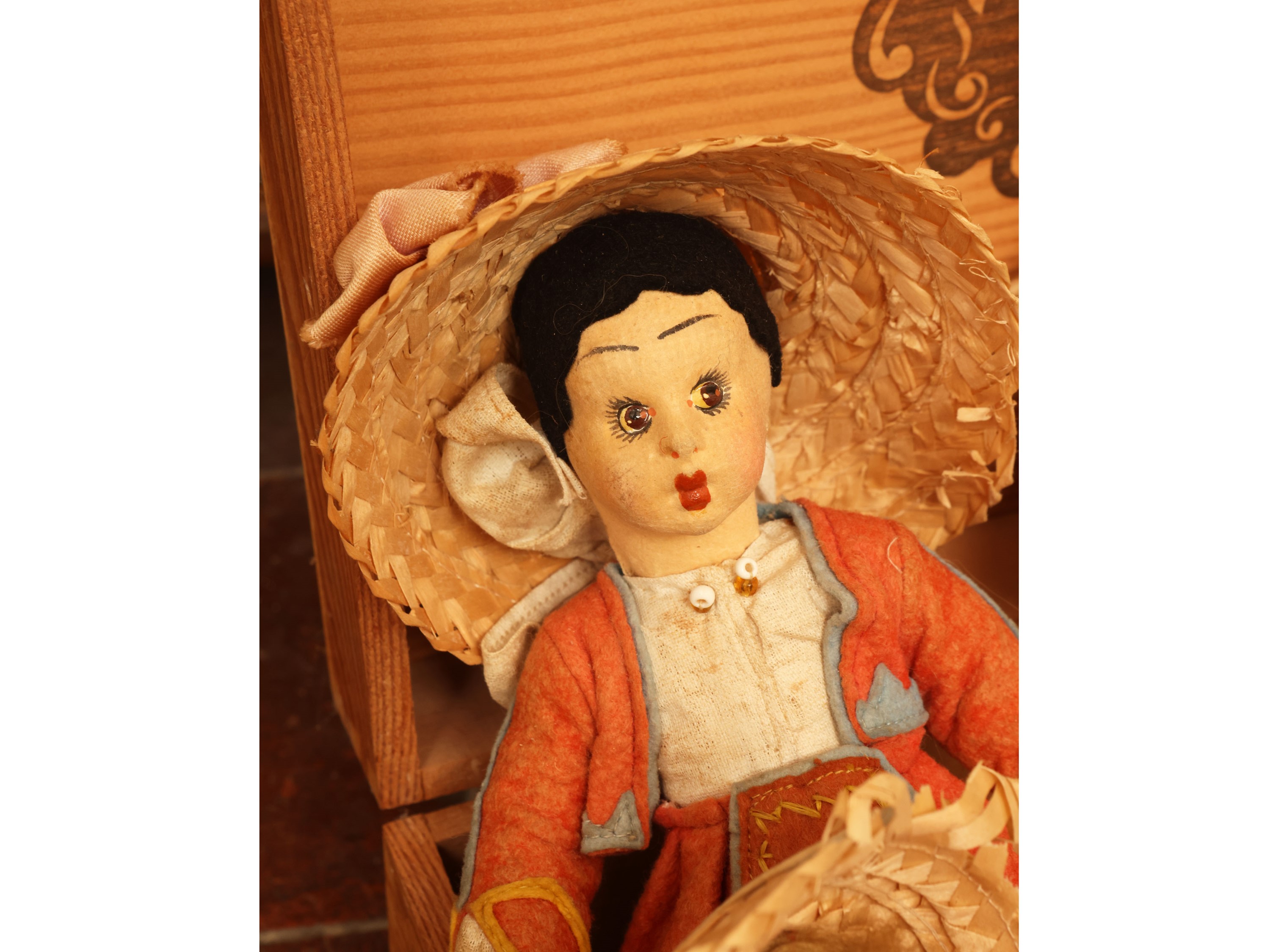 Balocchi d’epoca, assortimento di bambole e casa per le bambole in legno con accessori