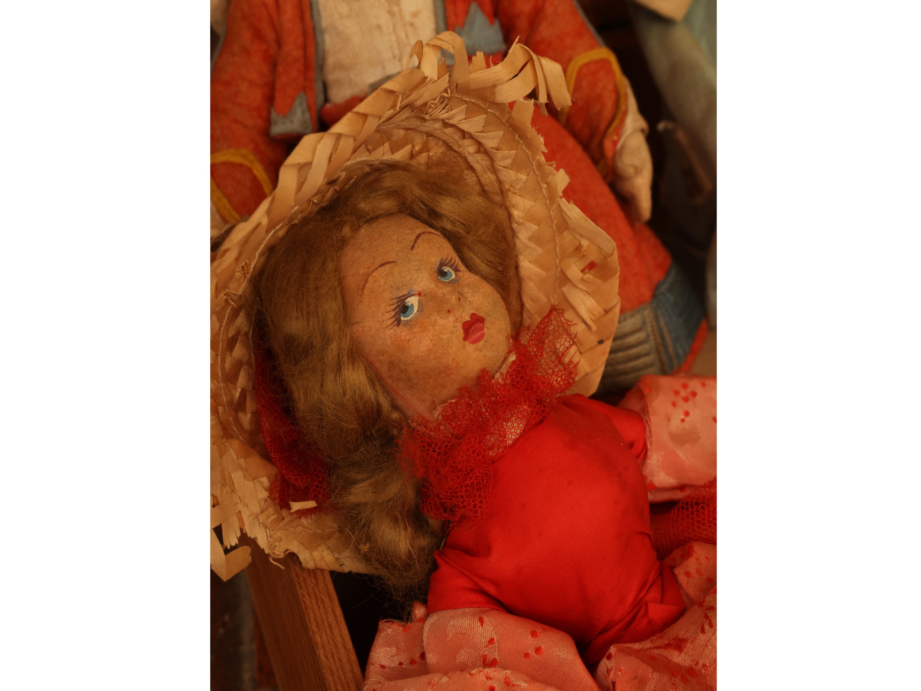 Balocchi d’epoca, assortimento di bambole e casa per le bambole in legno con accessori