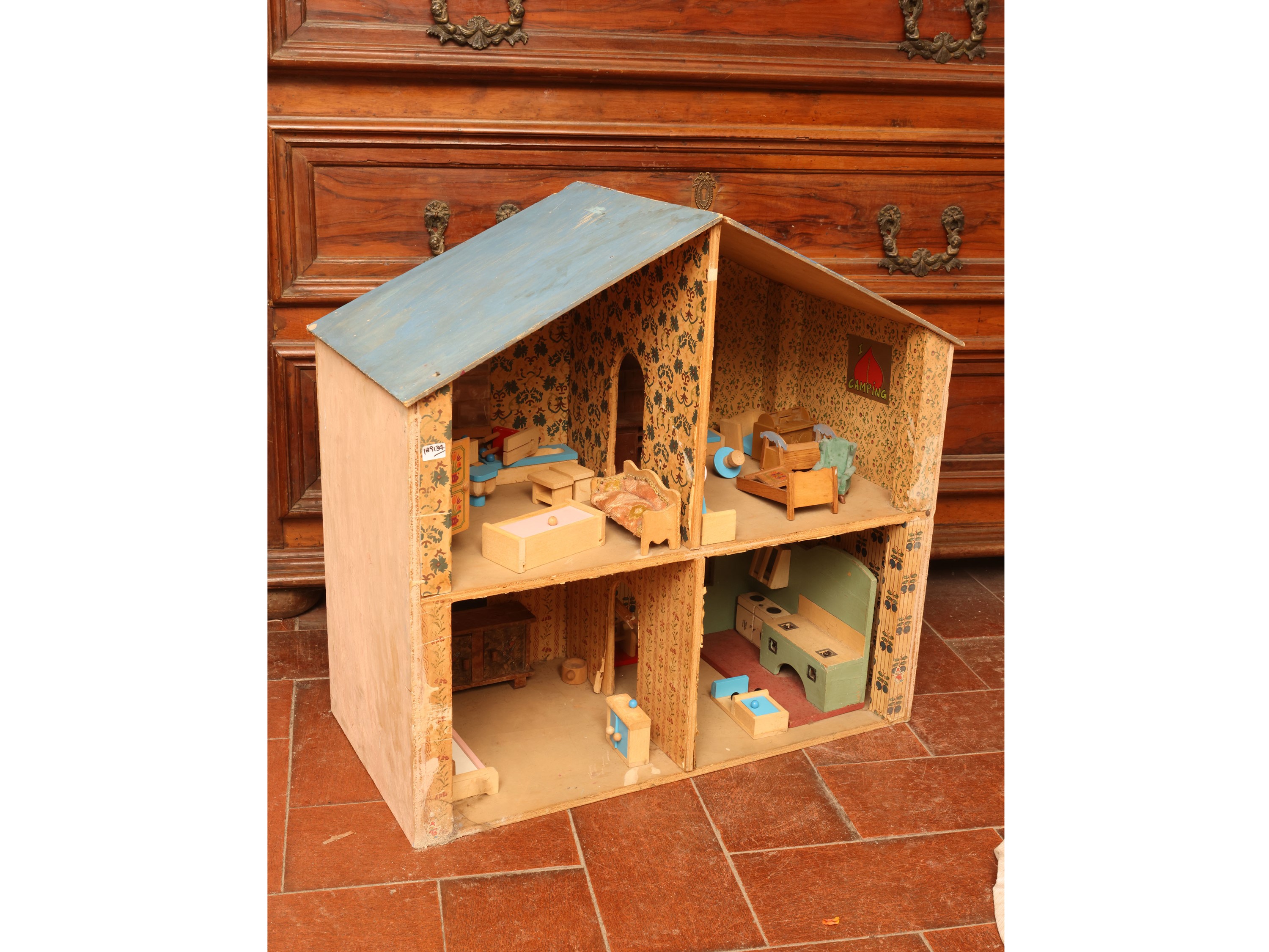Balocchi d’epoca, assortimento di bambole e casa per le bambole in legno con accessori