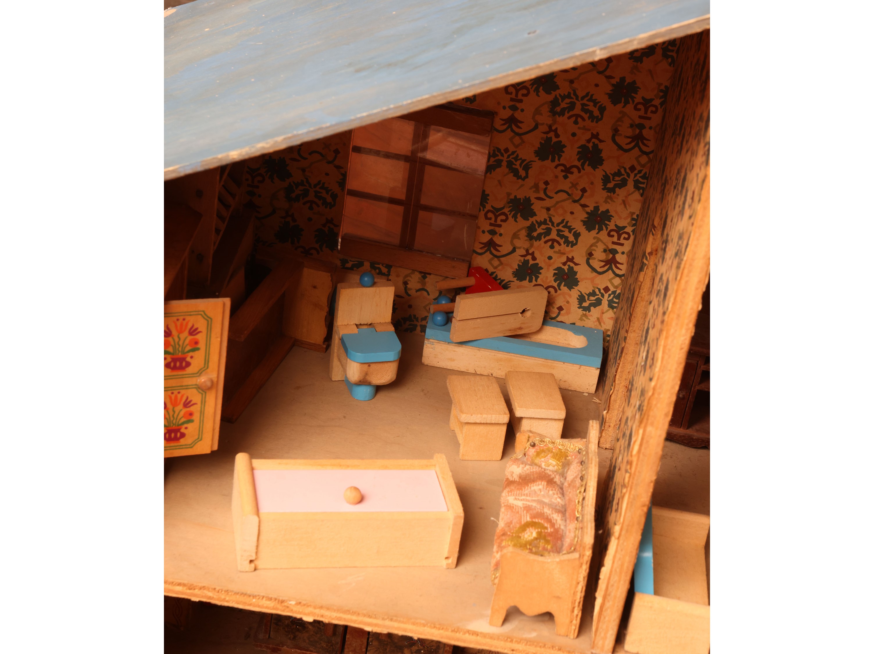 Balocchi d’epoca, assortimento di bambole e casa per le bambole in legno con accessori