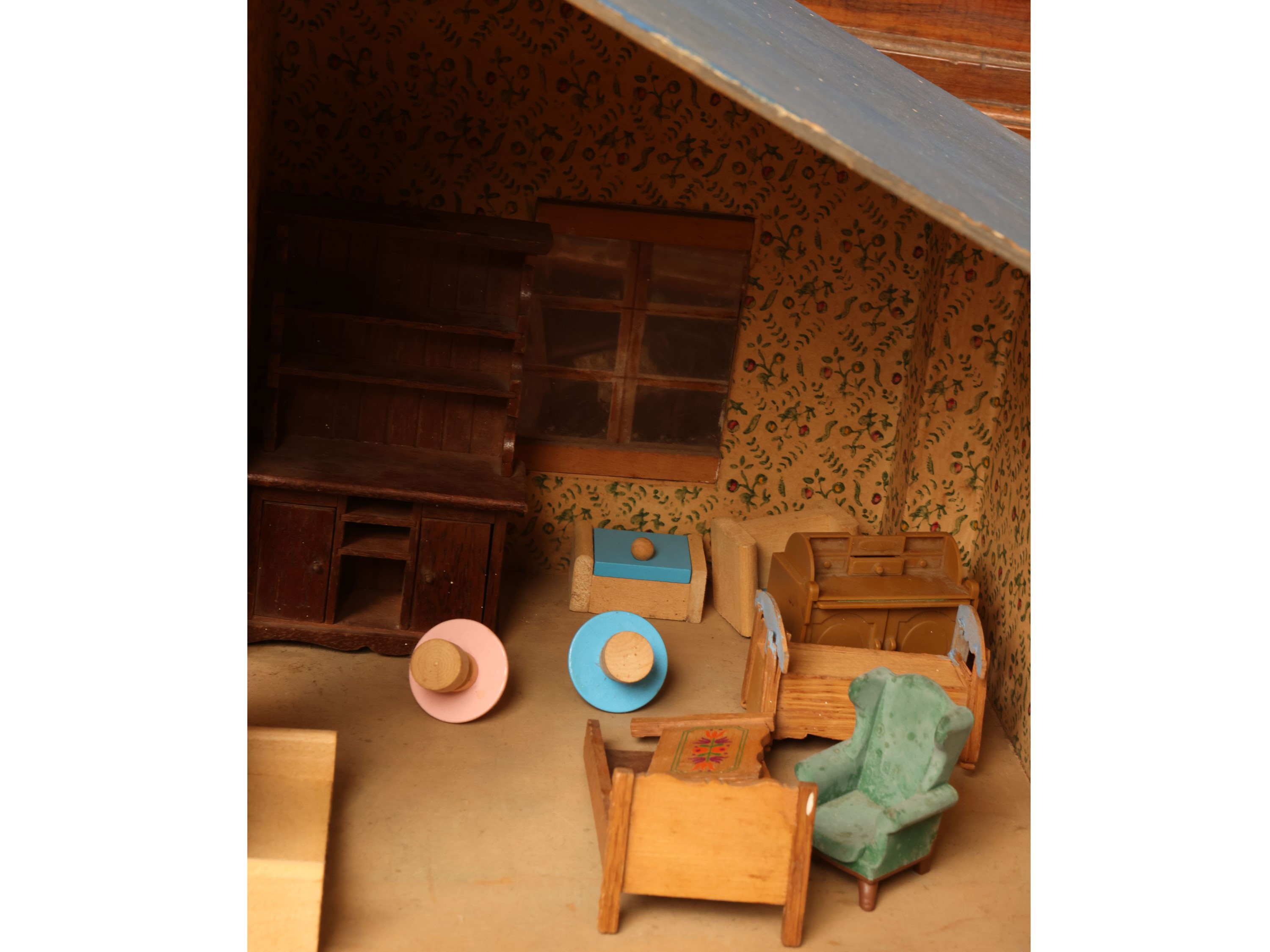 Balocchi d’epoca, assortimento di bambole e casa per le bambole in legno con accessori