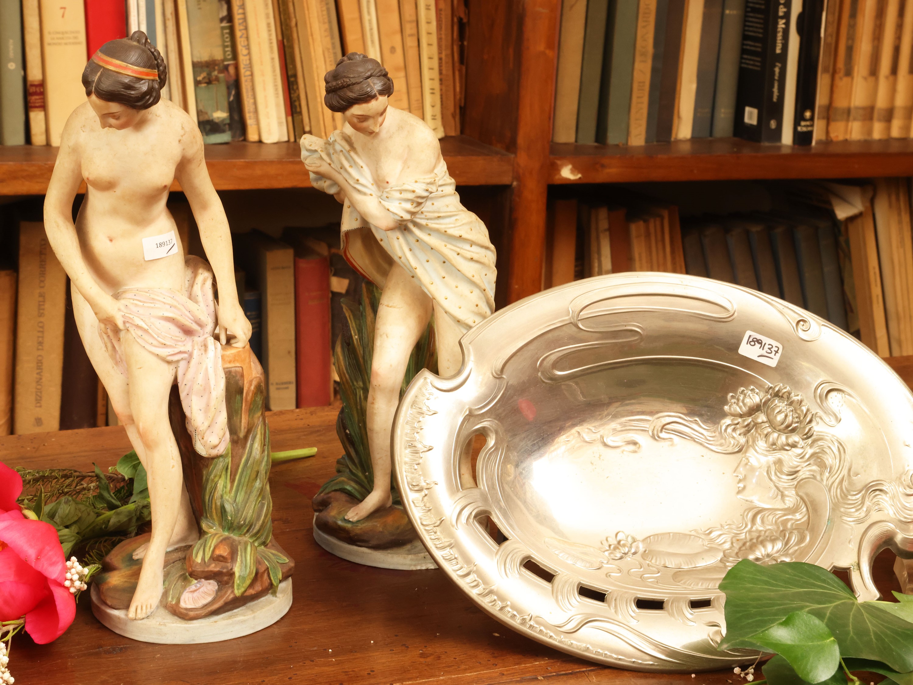 Accessori di gusto Art Nouveau, centrotavola in metallo sbalzato con figure femminili in biscuit ...