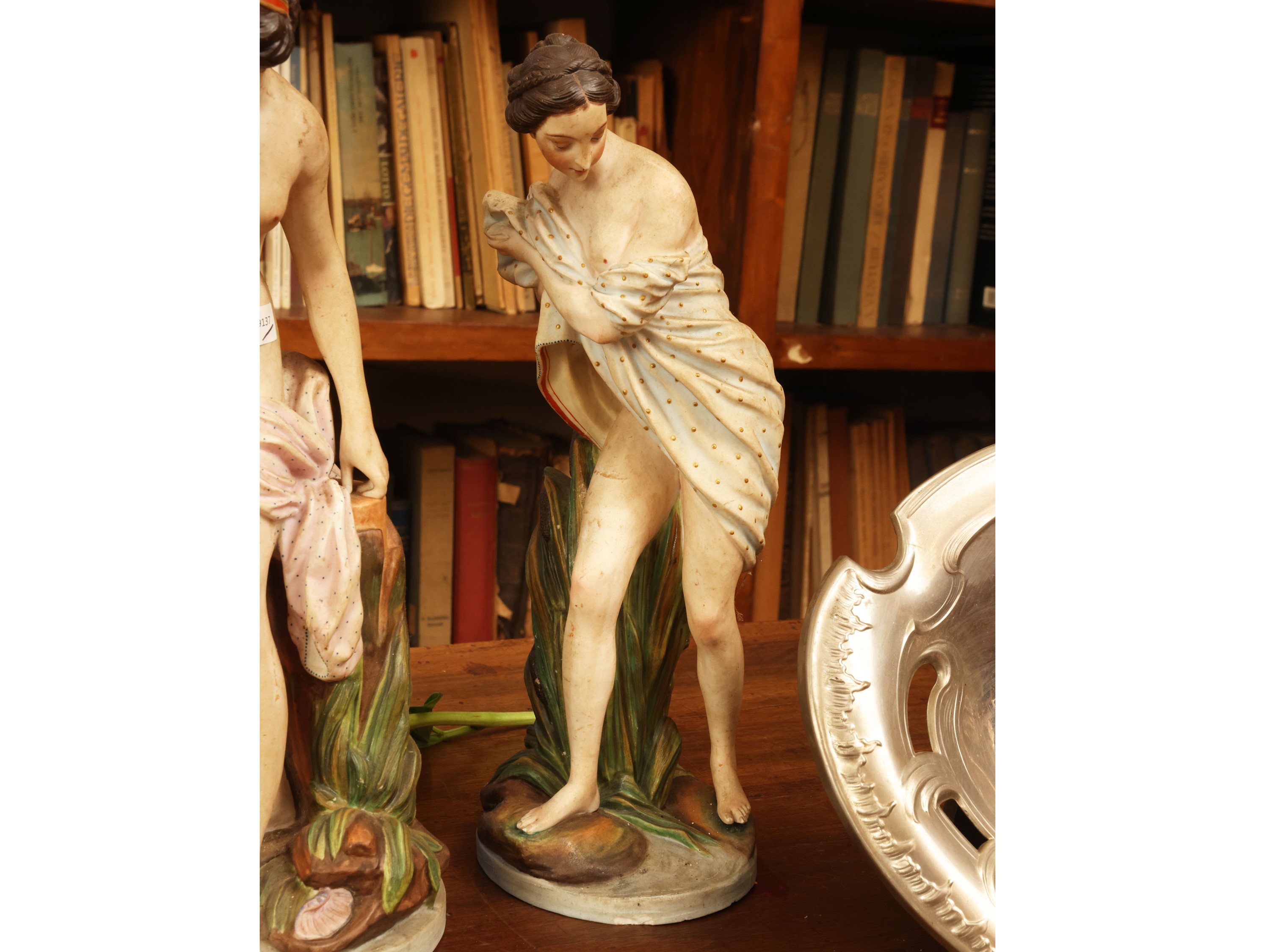 Accessori di gusto Art Nouveau, centrotavola in metallo sbalzato con figure femminili in biscuit ...