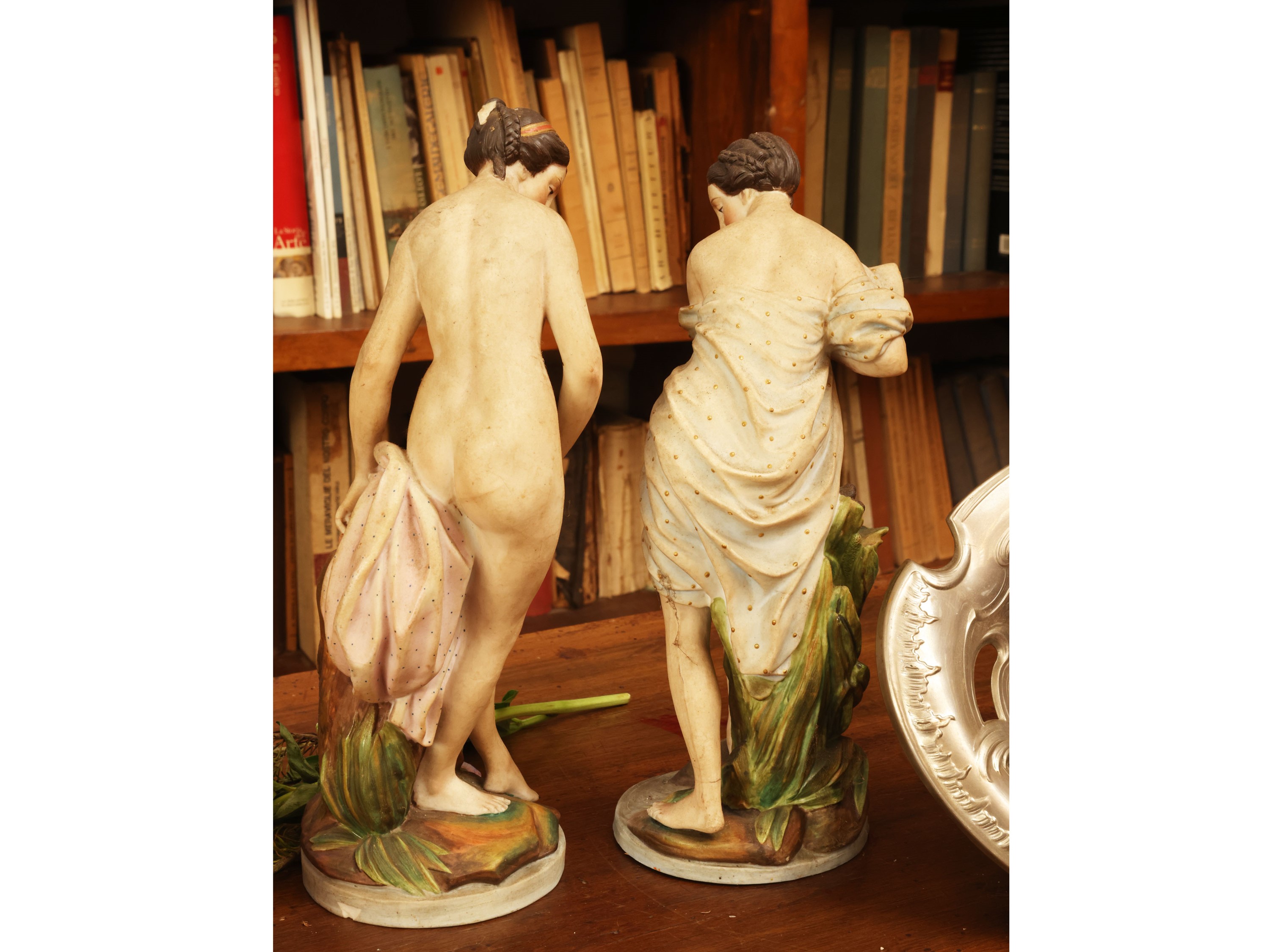 Accessori di gusto Art Nouveau, centrotavola in metallo sbalzato con figure femminili in biscuit ...