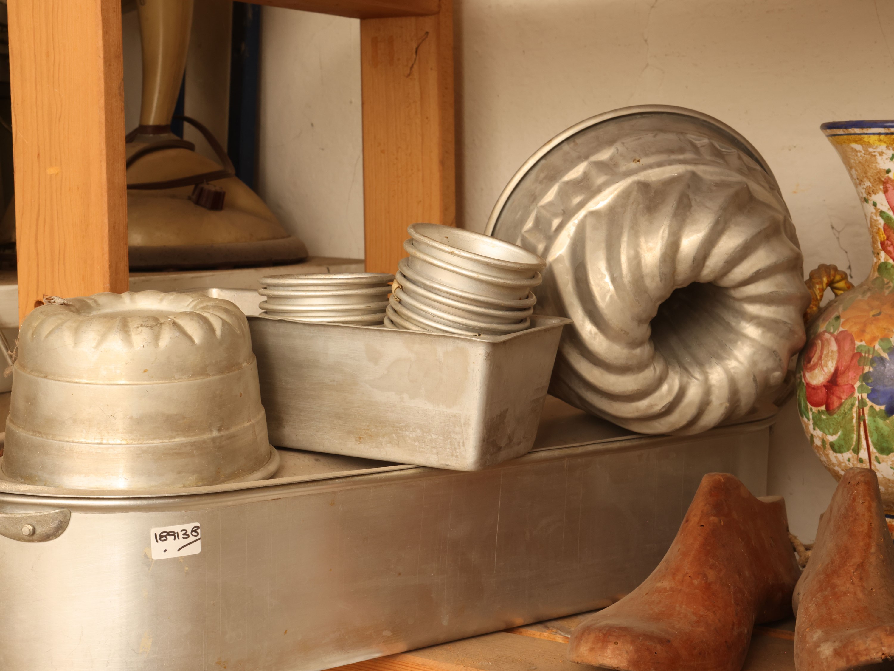 Miscellanea di curiosità d’epoca, stampi e accessori da cucina e da esposizione