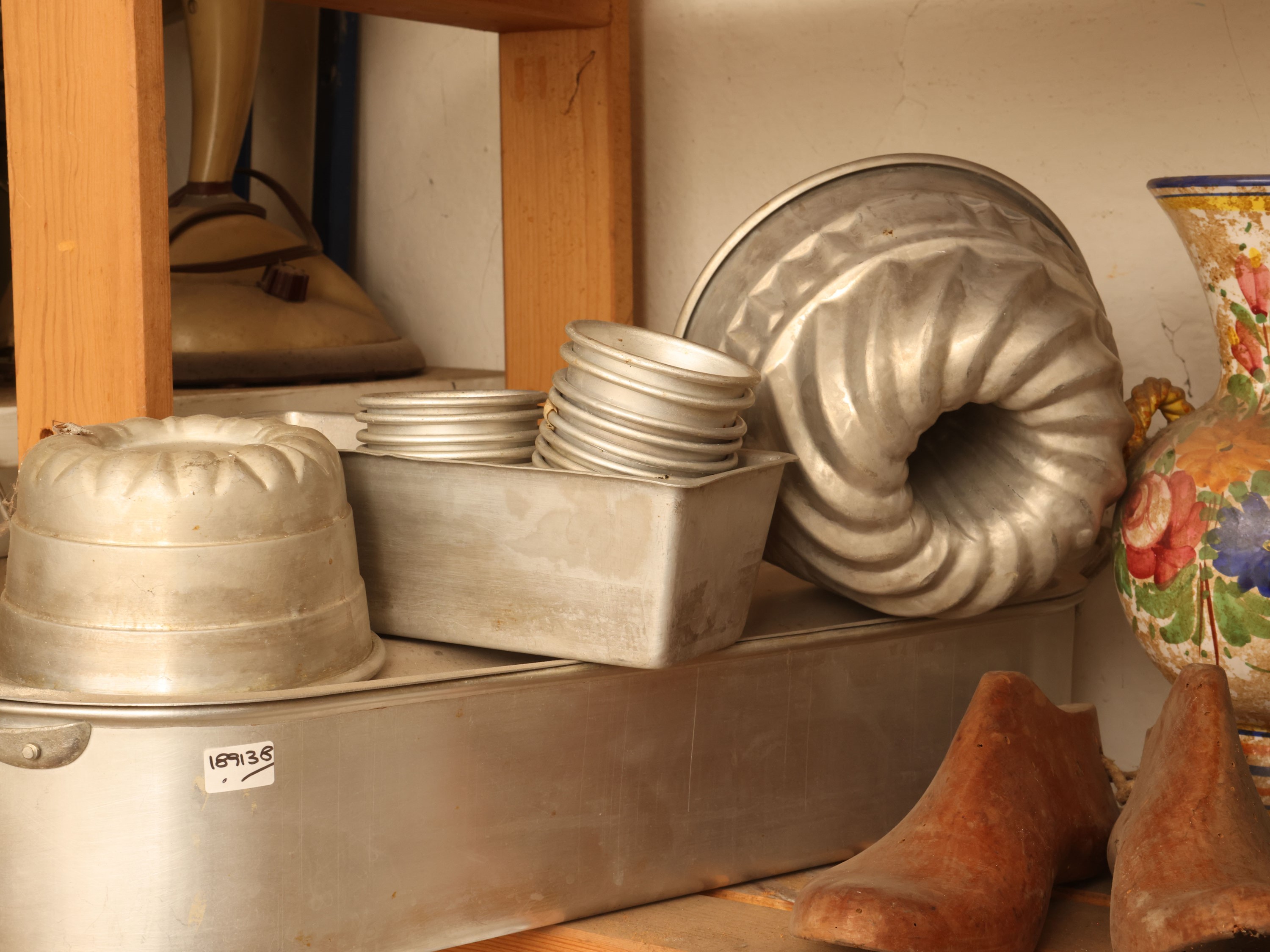 Miscellanea di curiosità d’epoca, stampi e accessori da cucina e da esposizione
