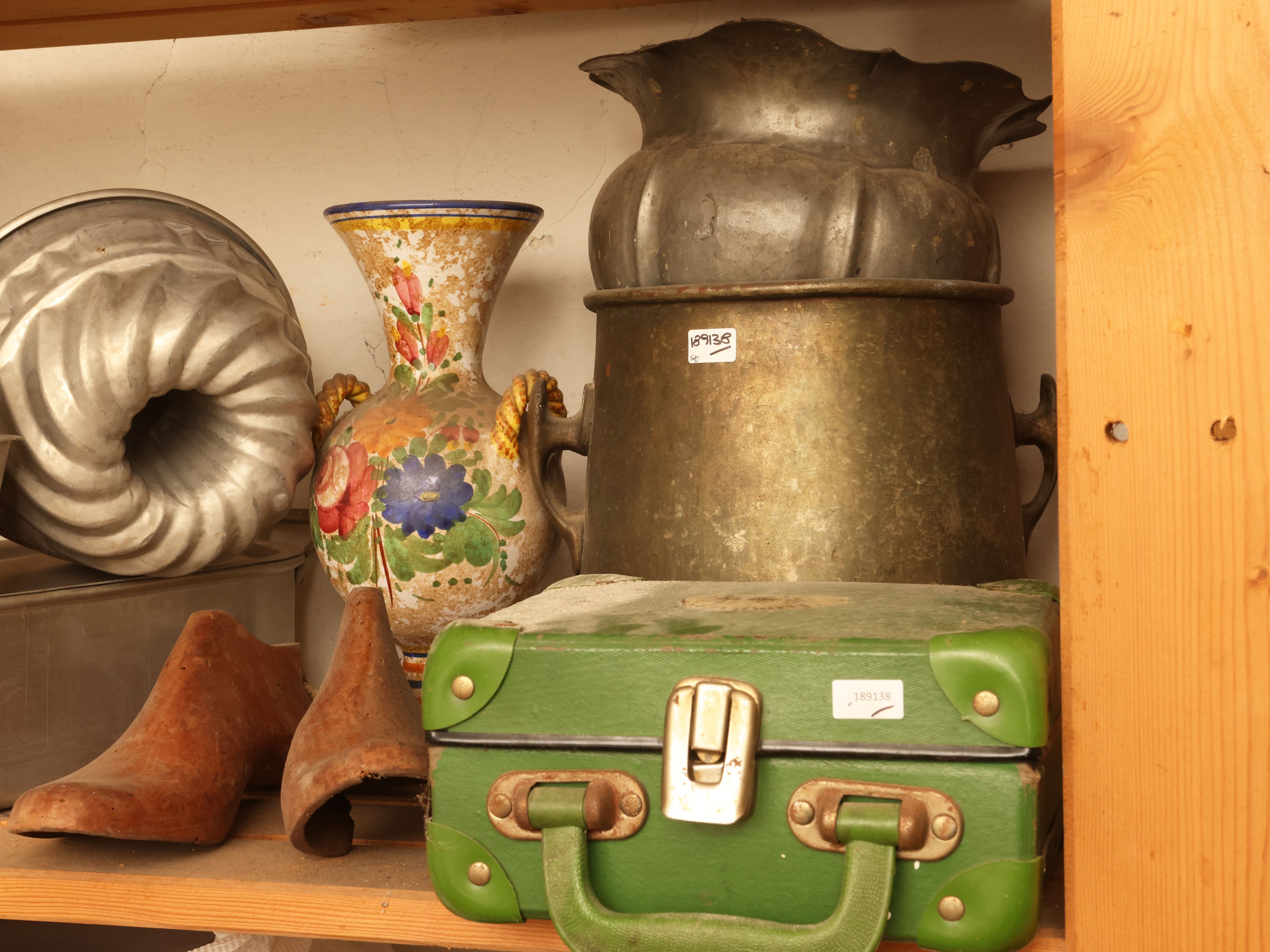 Miscellanea di curiosità d’epoca, stampi e accessori da cucina e da esposizione