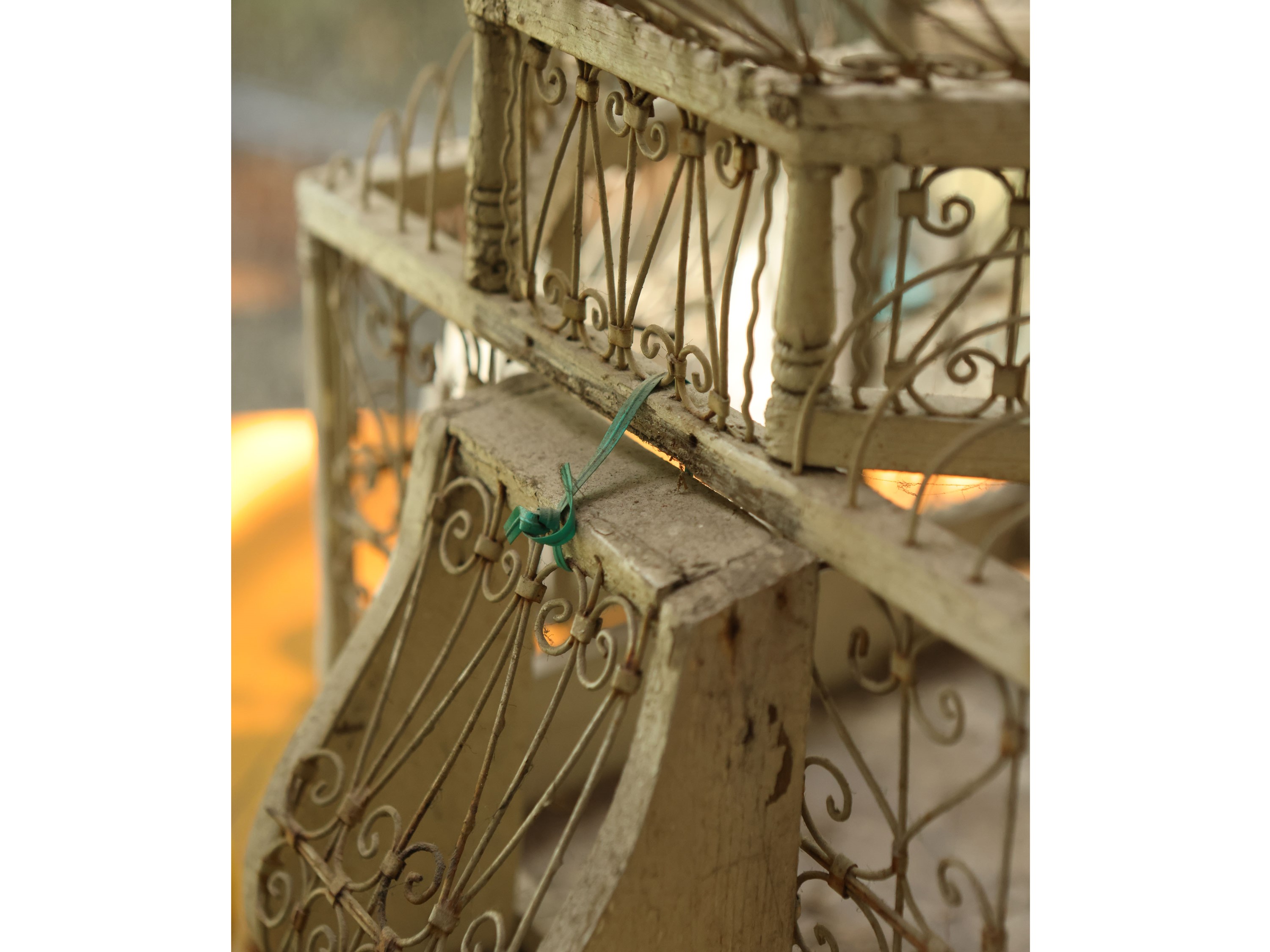 Voliera d’epoca, grata a volute in legno e metallo, con grande cupola sferica (inizio XX secolo)