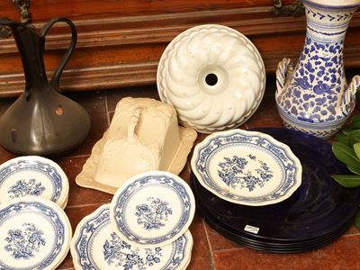 Set da tavola, piattini e vasellame in terraglia inglese Mason's con accessori in vetro blu e cer...
