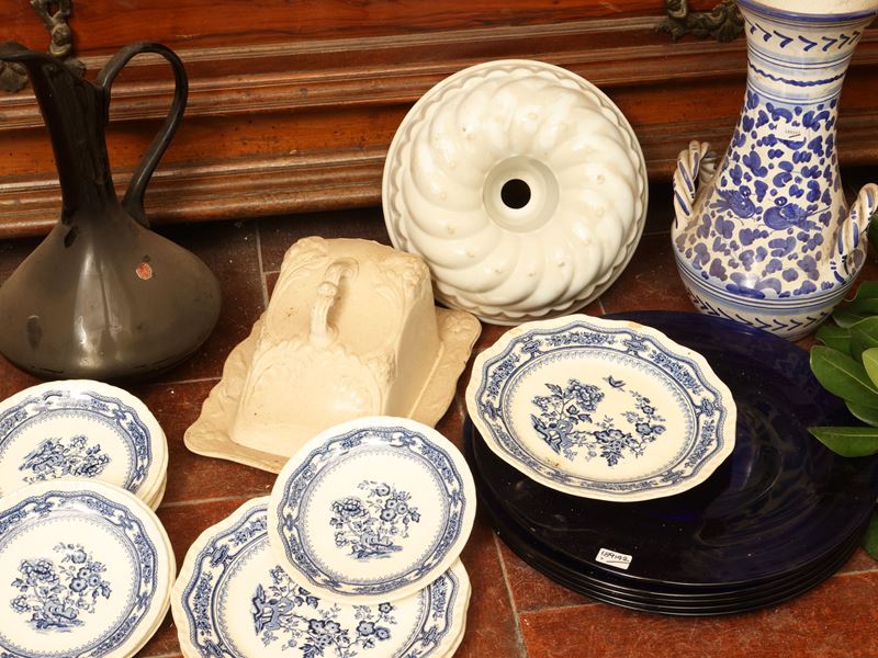 Set da tavola, piattini e vasellame in terraglia inglese Mason's con accessori in vetro blu e cer...