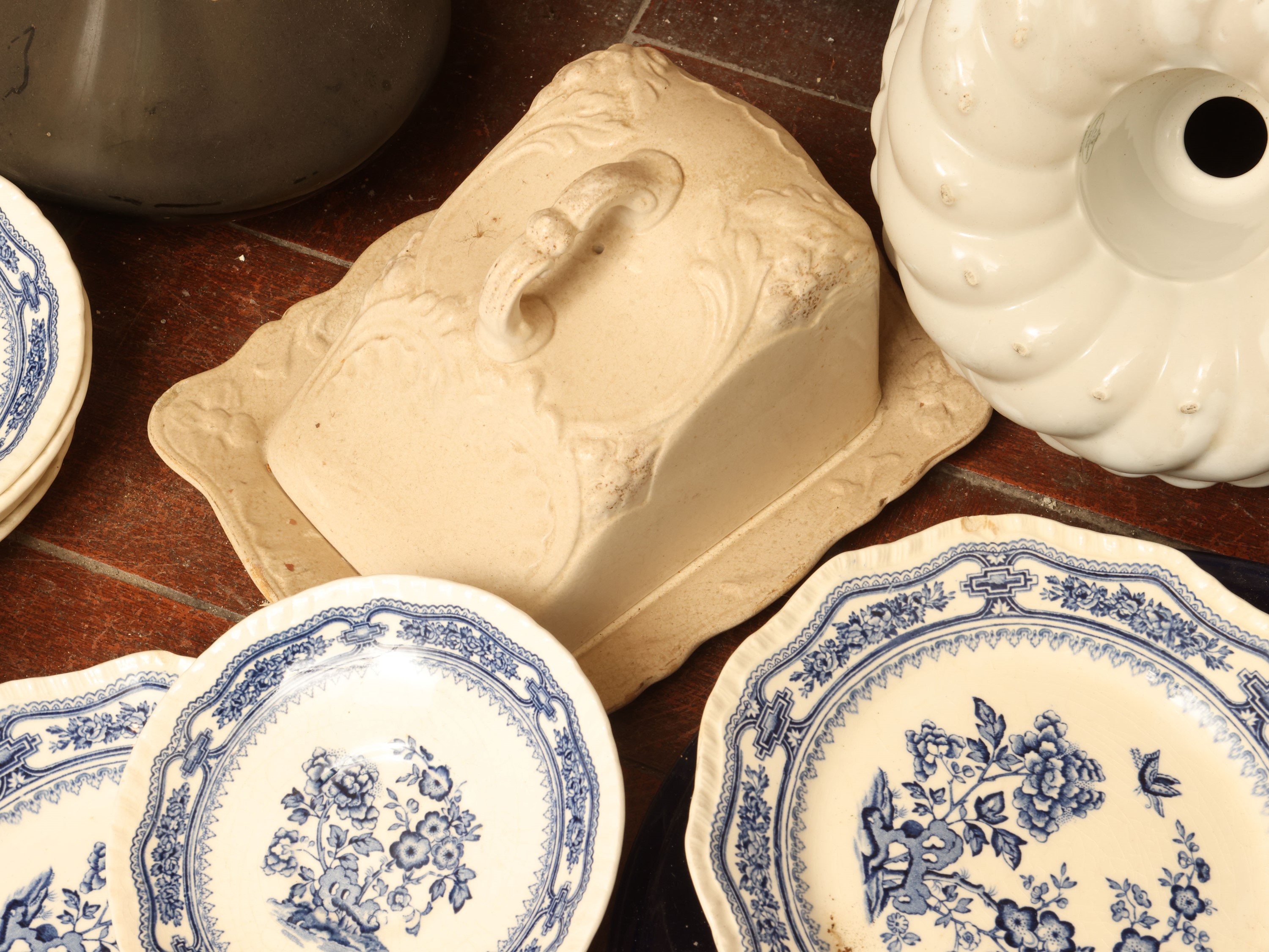 Set da tavola, piattini e vasellame in terraglia inglese Mason's con accessori in vetro blu e cer...