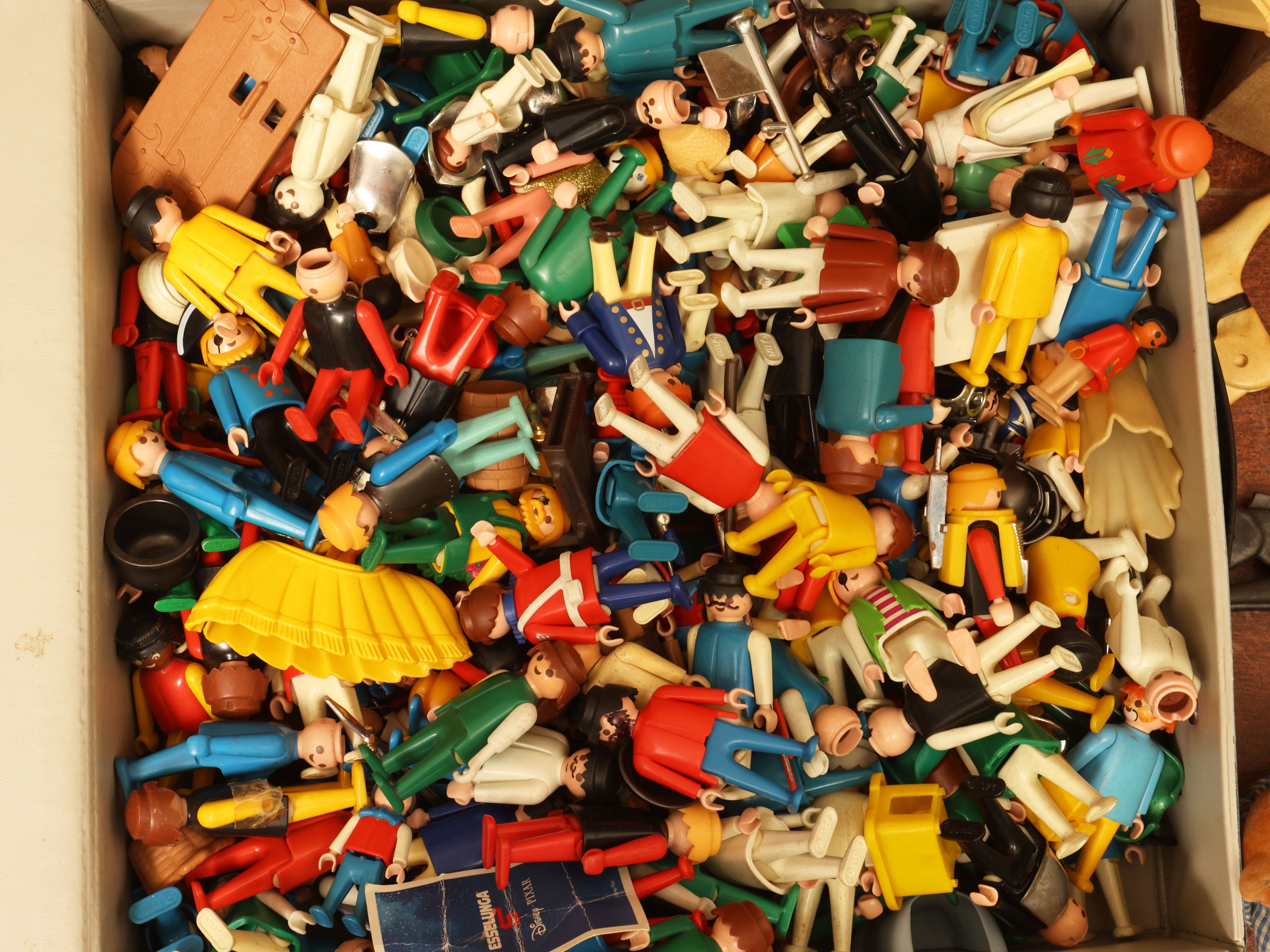 Assortimento di balocchi d’epoca, con personaggi e castello di cavalieri (Playmobil)