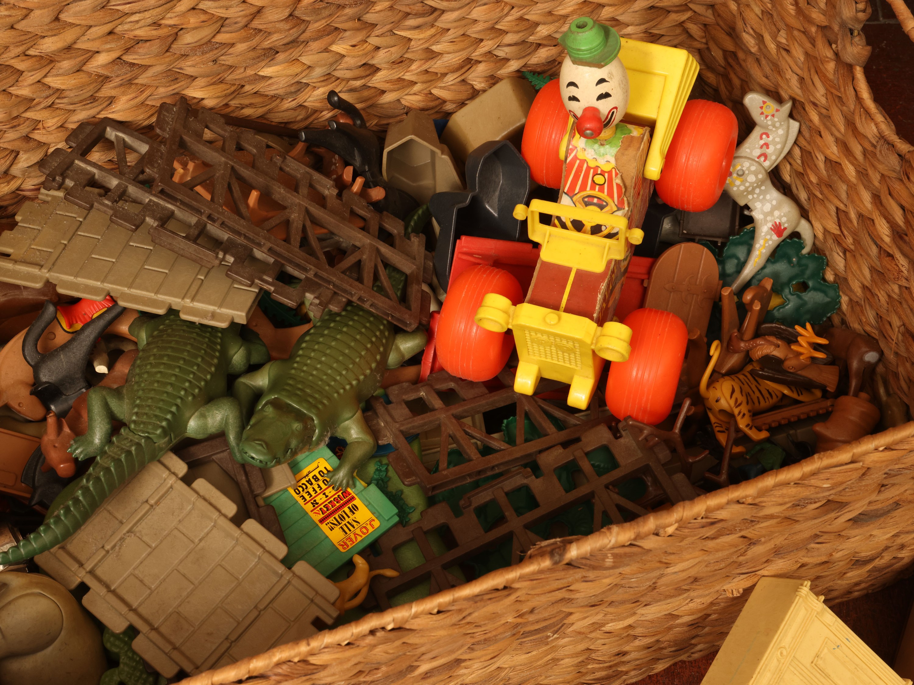Assortimento di balocchi d’epoca, con personaggi e castello di cavalieri (Playmobil)