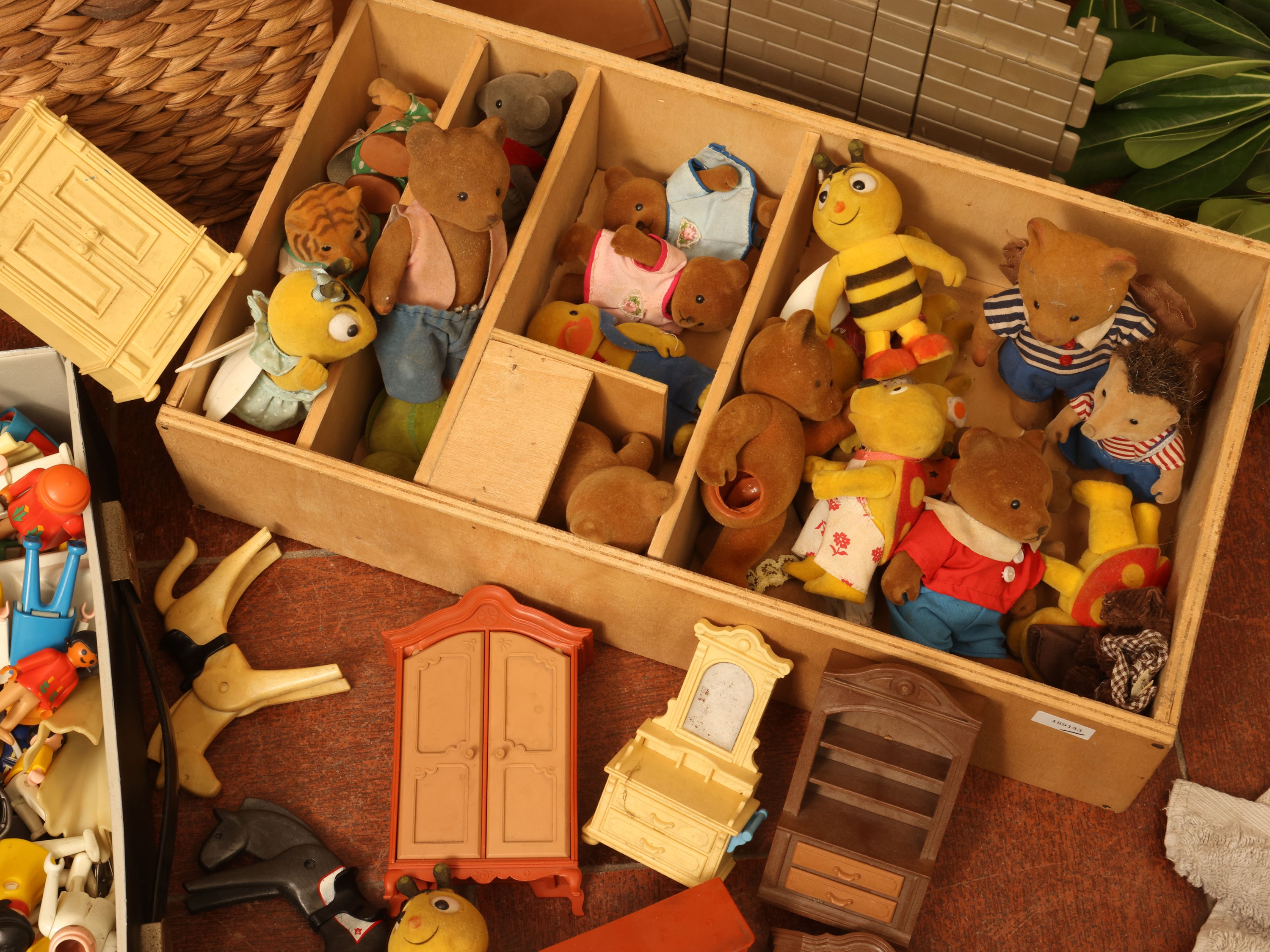 Assortimento di balocchi d’epoca, con personaggi e castello di cavalieri (Playmobil)