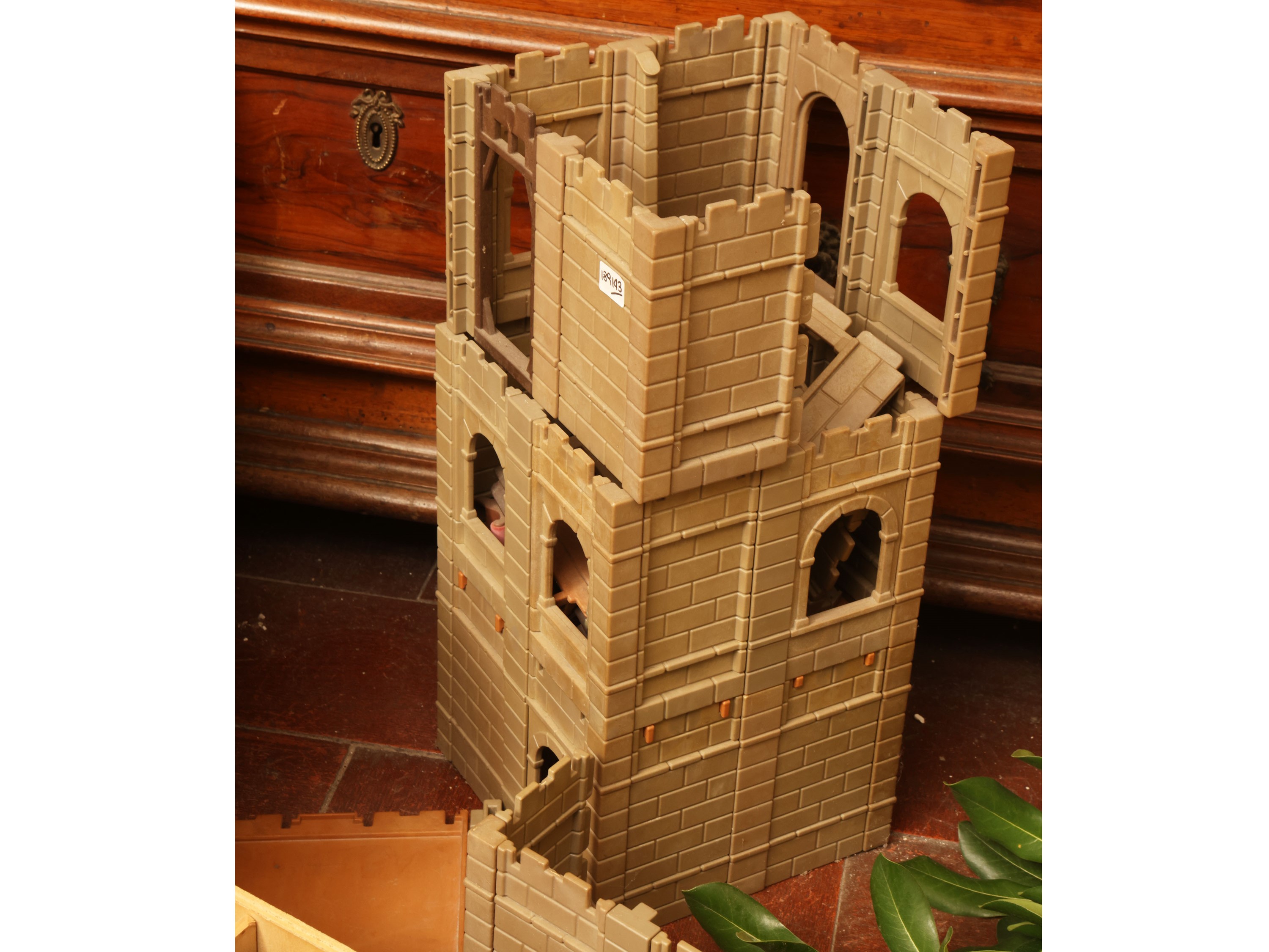 Assortimento di balocchi d’epoca, con personaggi e castello di cavalieri (Playmobil)