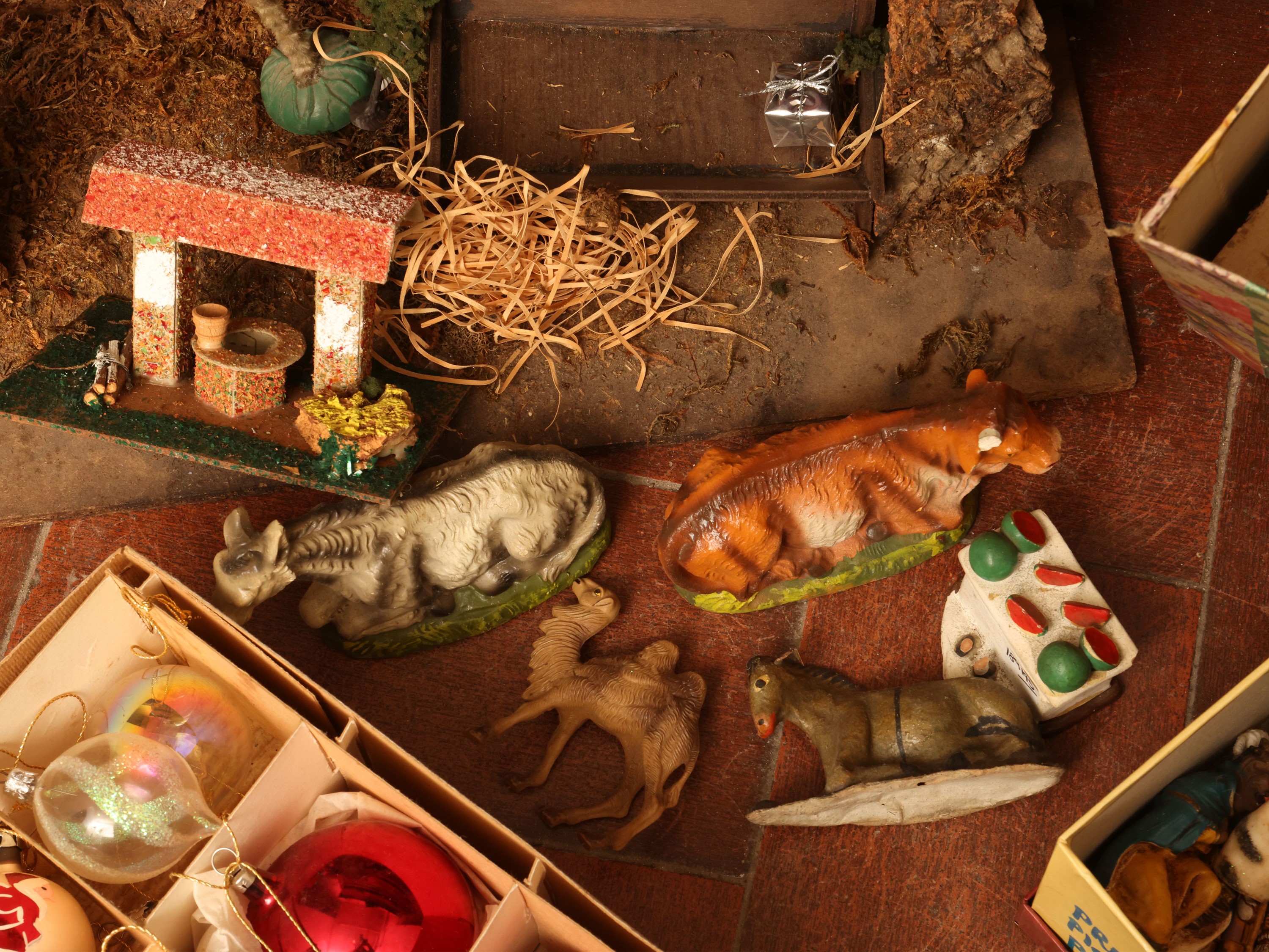 Lotto di accessori per presepe con capanna in gesso e materiale plastico