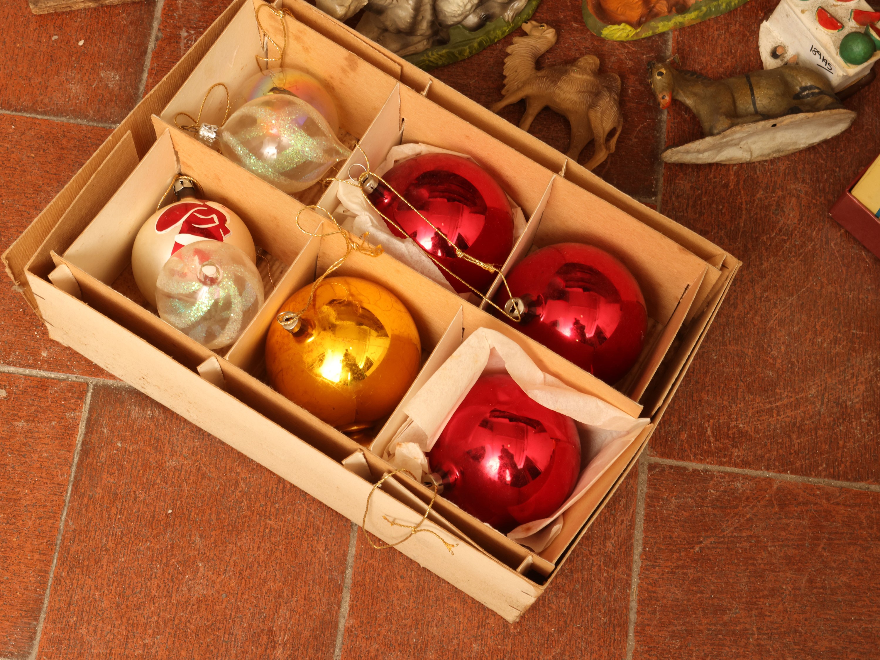 Lotto di accessori per presepe con capanna in gesso e materiale plastico