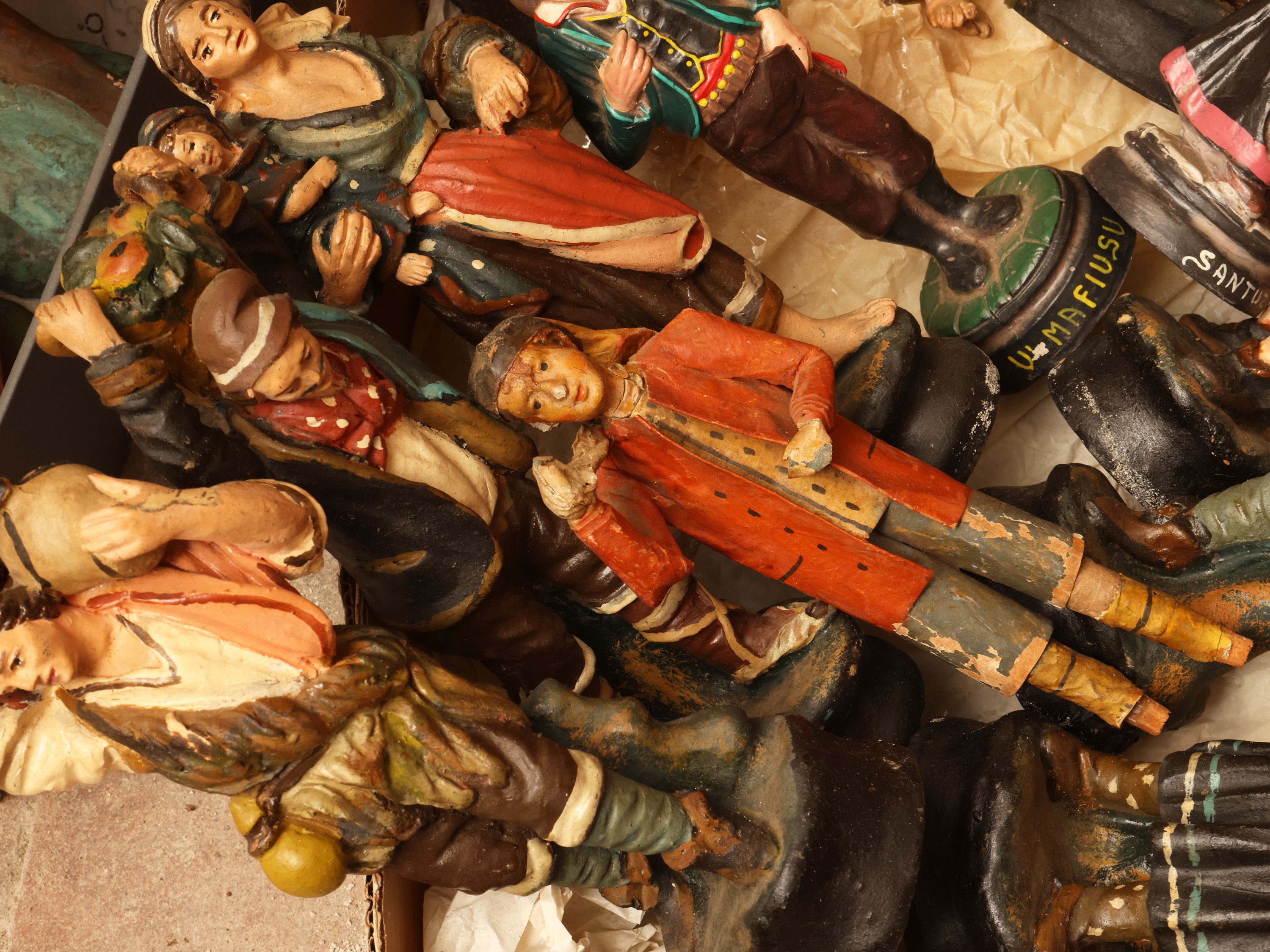 Assorimento di figure da presepe in terracotta, XIX/XX secolo