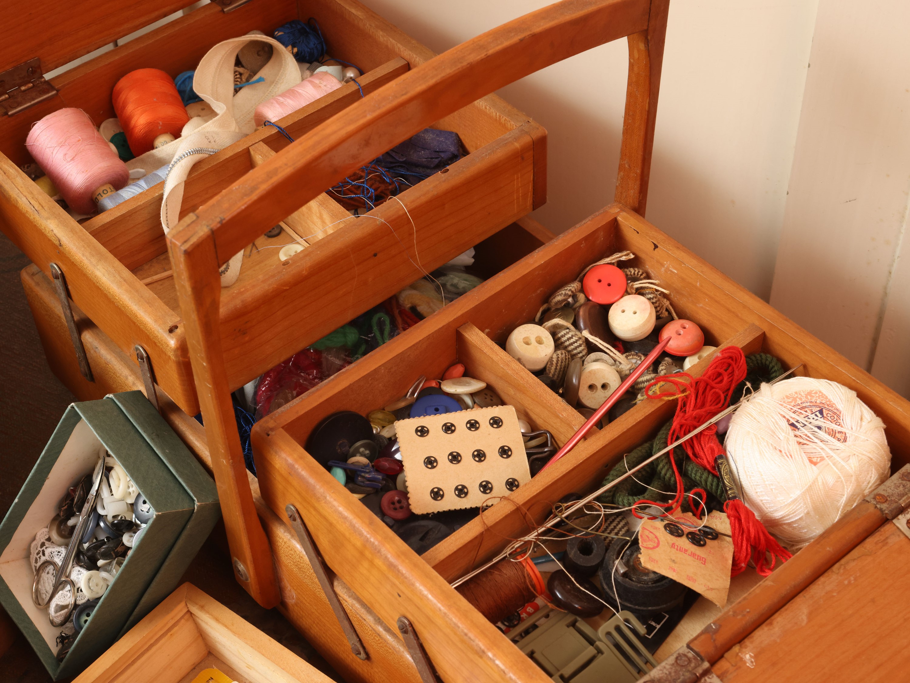 Set da cucito d’epoca con cestino portacucito e accessori, strumenti e rocchetti