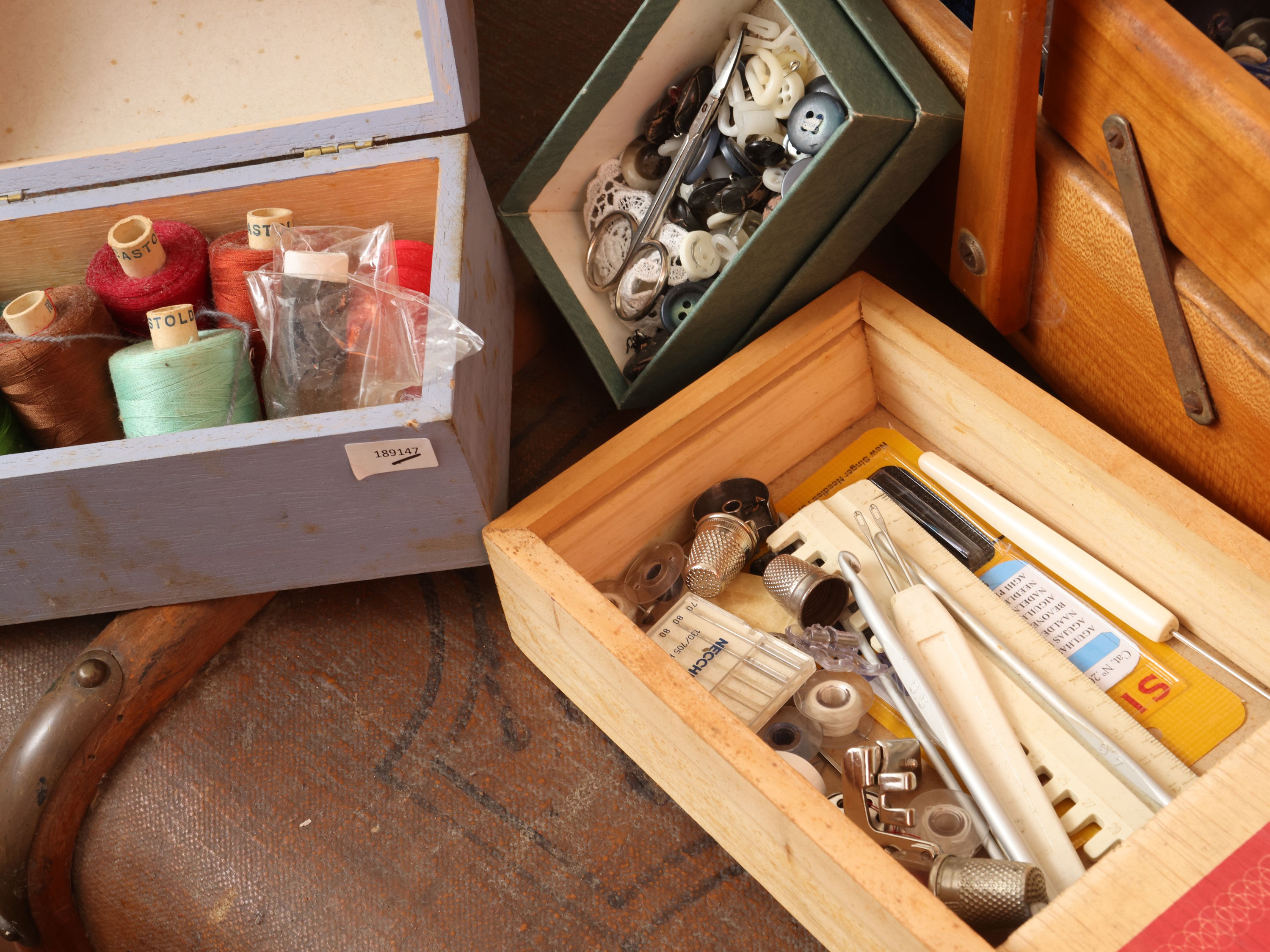 Set da cucito d’epoca con cestino portacucito e accessori, strumenti e rocchetti