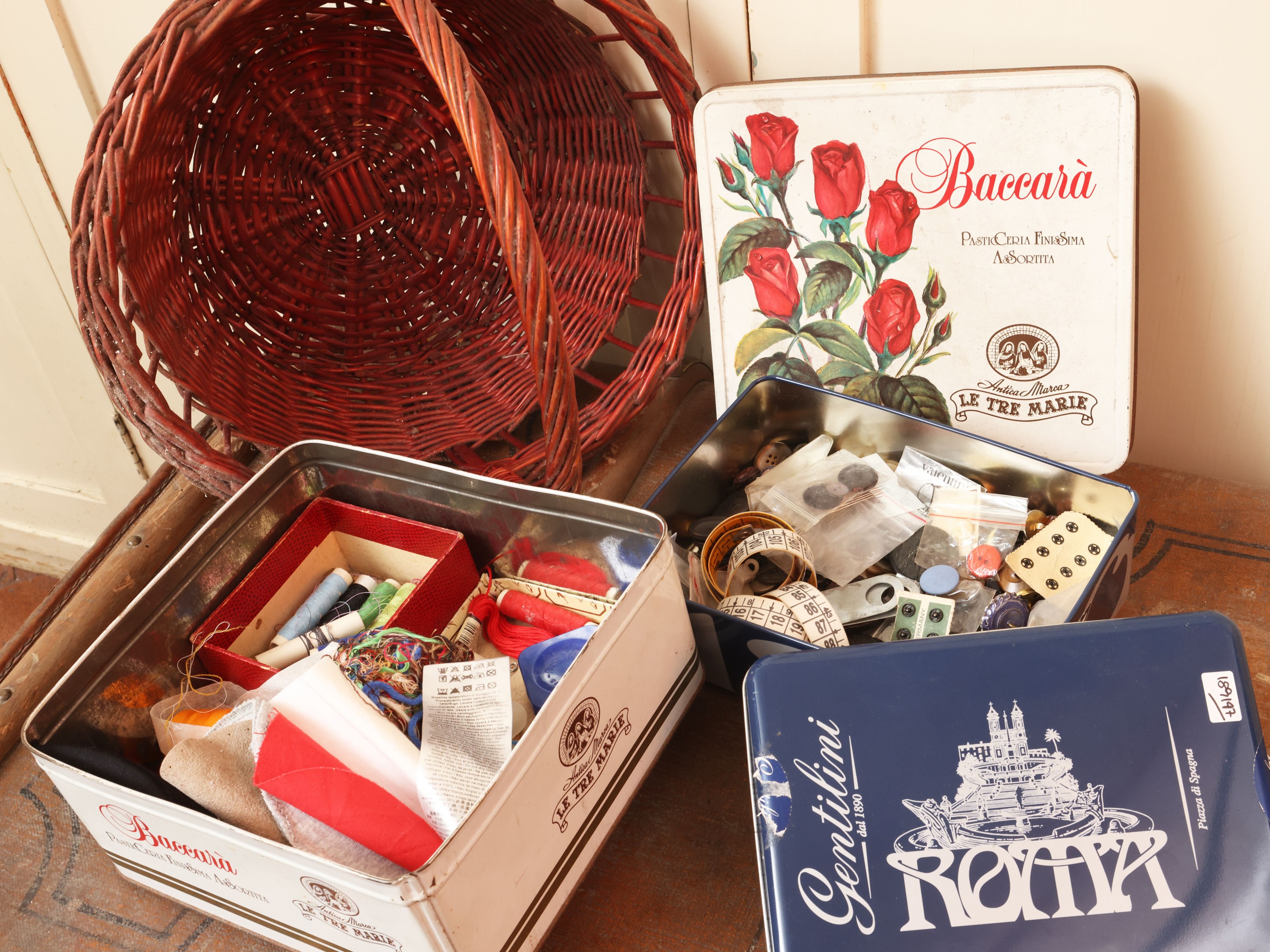 Set da cucito d’epoca con cestino portacucito e accessori, strumenti e rocchetti
