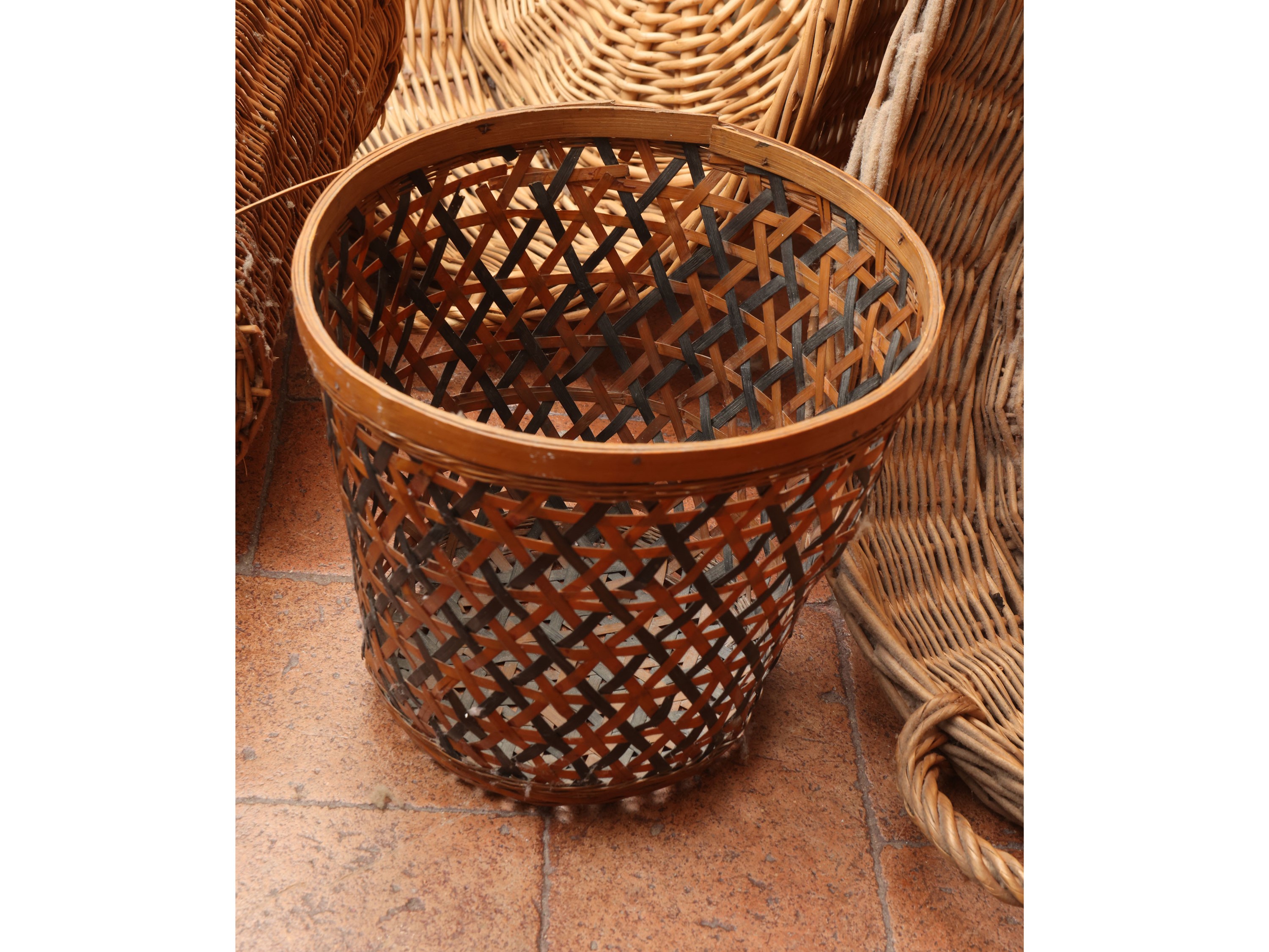Ceste e cestini in vimini e bambù intrecciato, assortimento