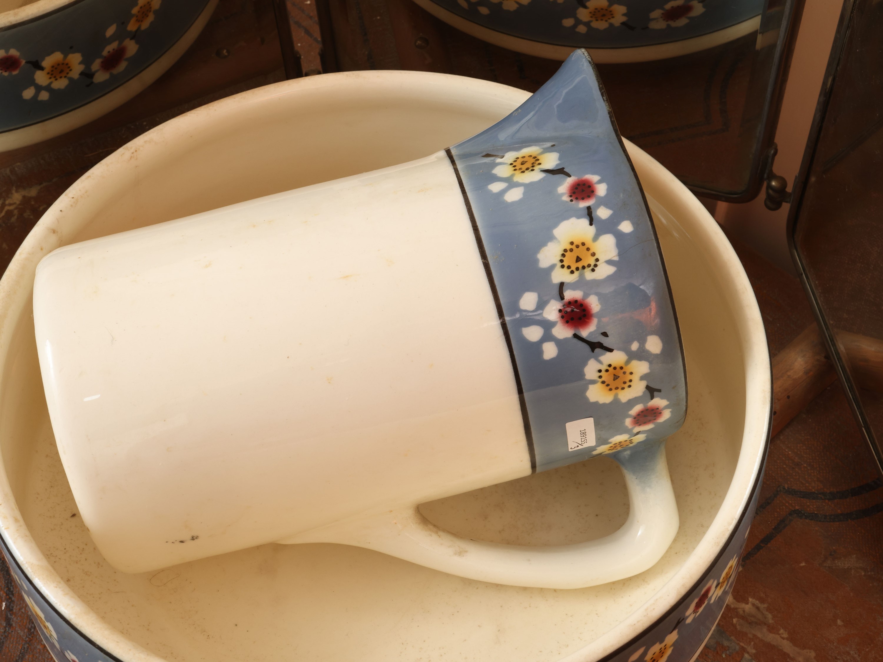 Set da toilette in terraglia, catino e brocca con specchio tripartito, decorazione floreale a fas...