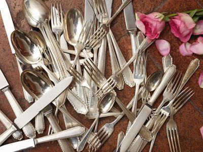 Cesa Alessandria, Servizio di posate in argento con manici sagomati e sbalzati (1580 g complessiv...