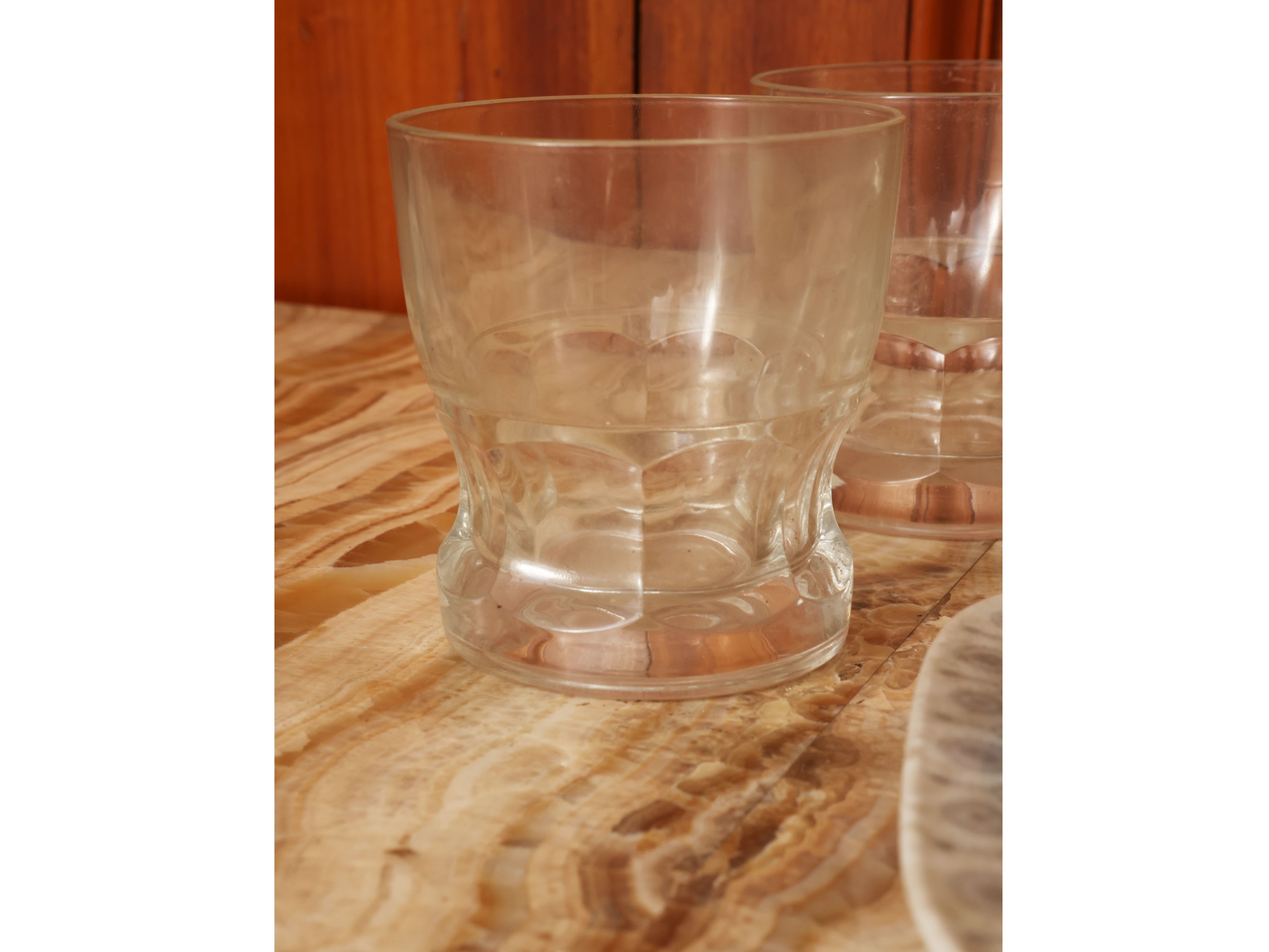 Accessori per la tavola di gusto moderno, porcellana Rosenthal, cristallo, metallo argentato e se...