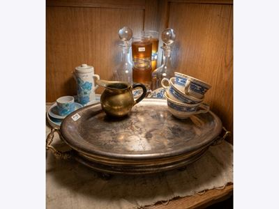 Tè-à-tète decorato, scaldavivande e coppia di bottiglie da vino in vetro con tappo a sfera (misce...