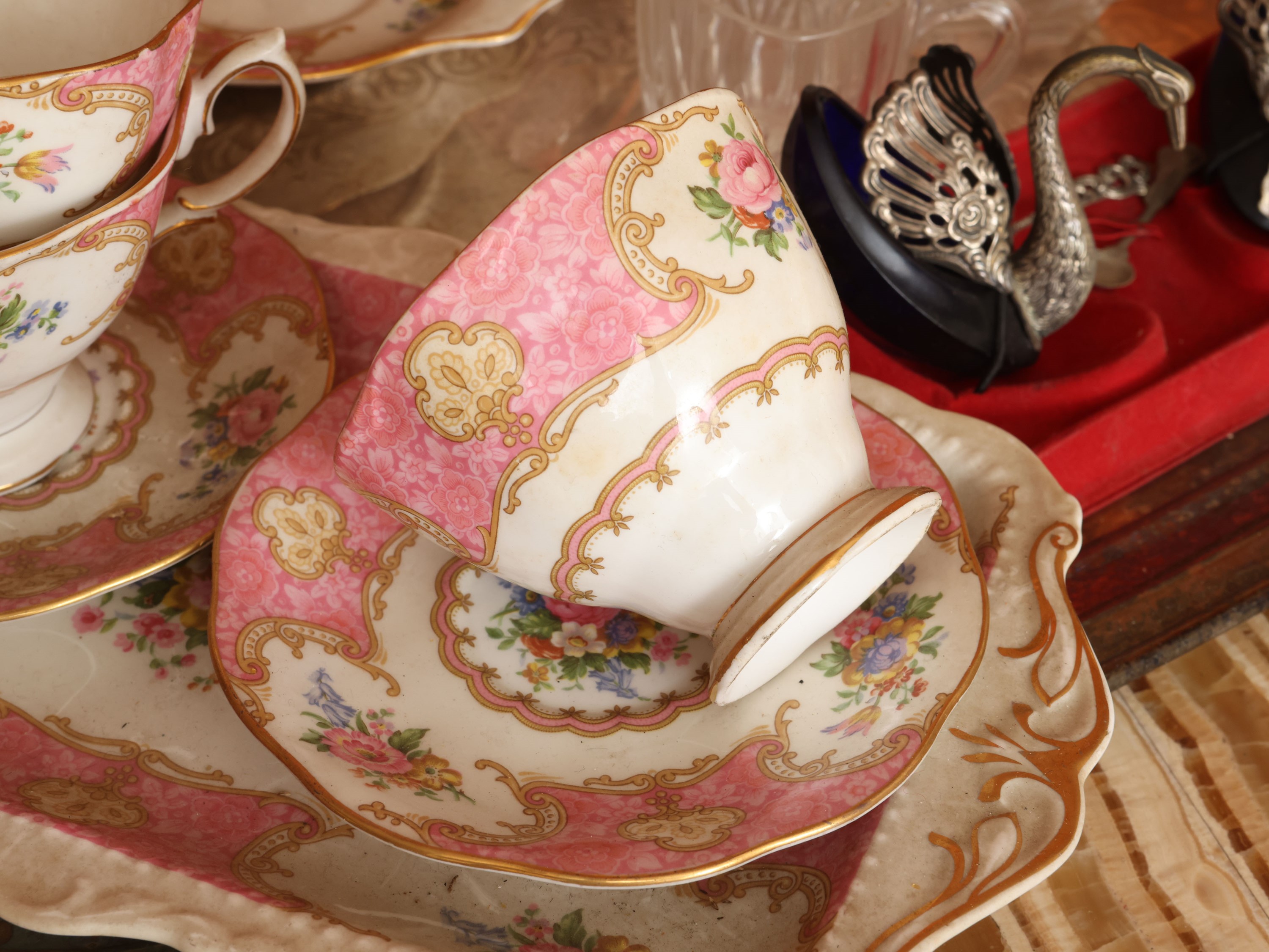 Set da brunch con porcellana Royal Albert, decorazione floreale policroma e metallo argentato, ar...