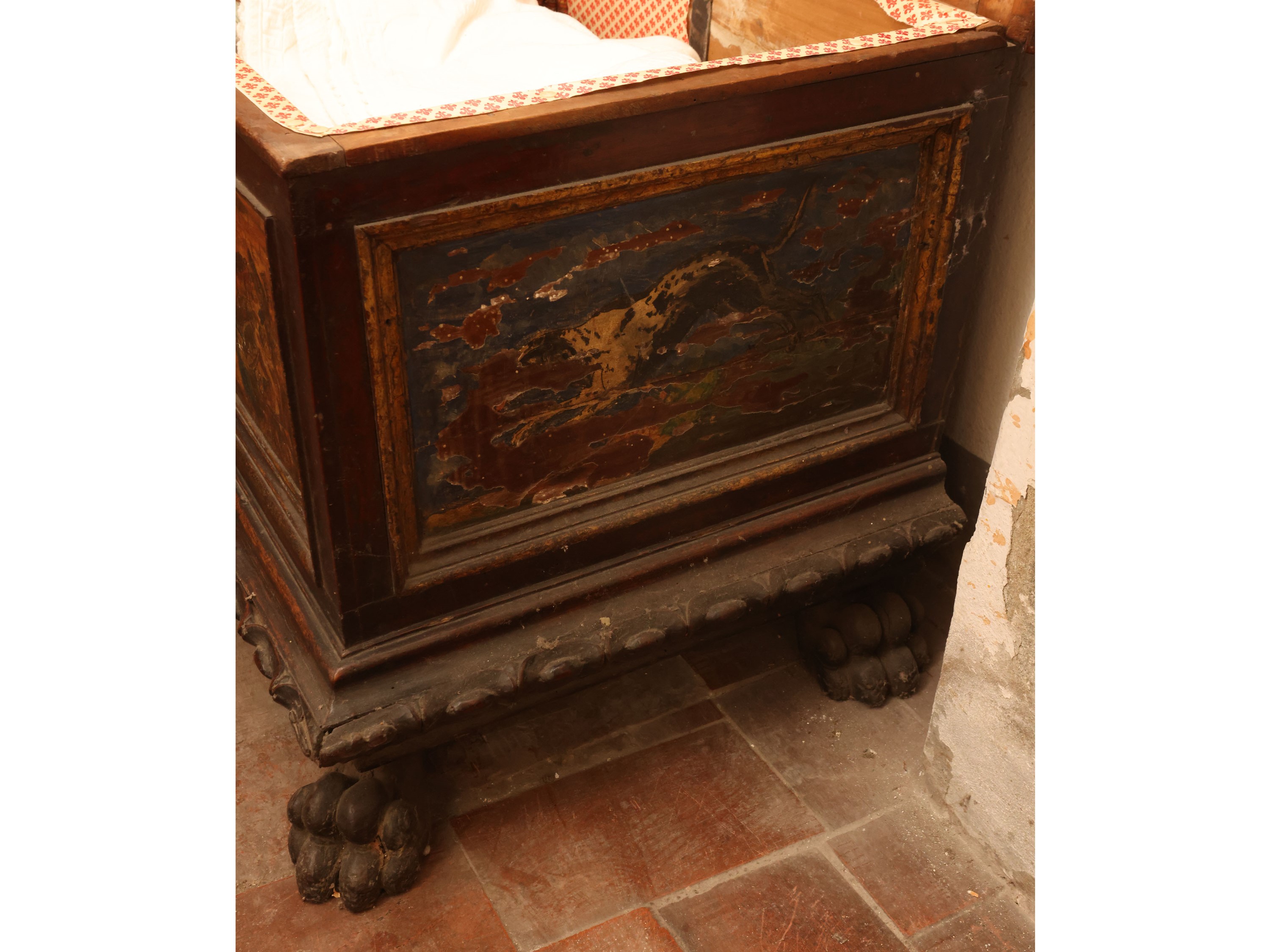 Cassapanca antica in noce, fronte con formella dipinta e piedi zoomorfi (XVII/XVIII secolo)