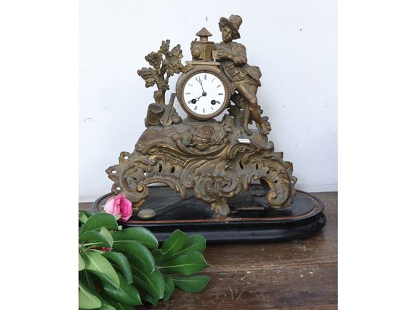 Golden antimony table clock
