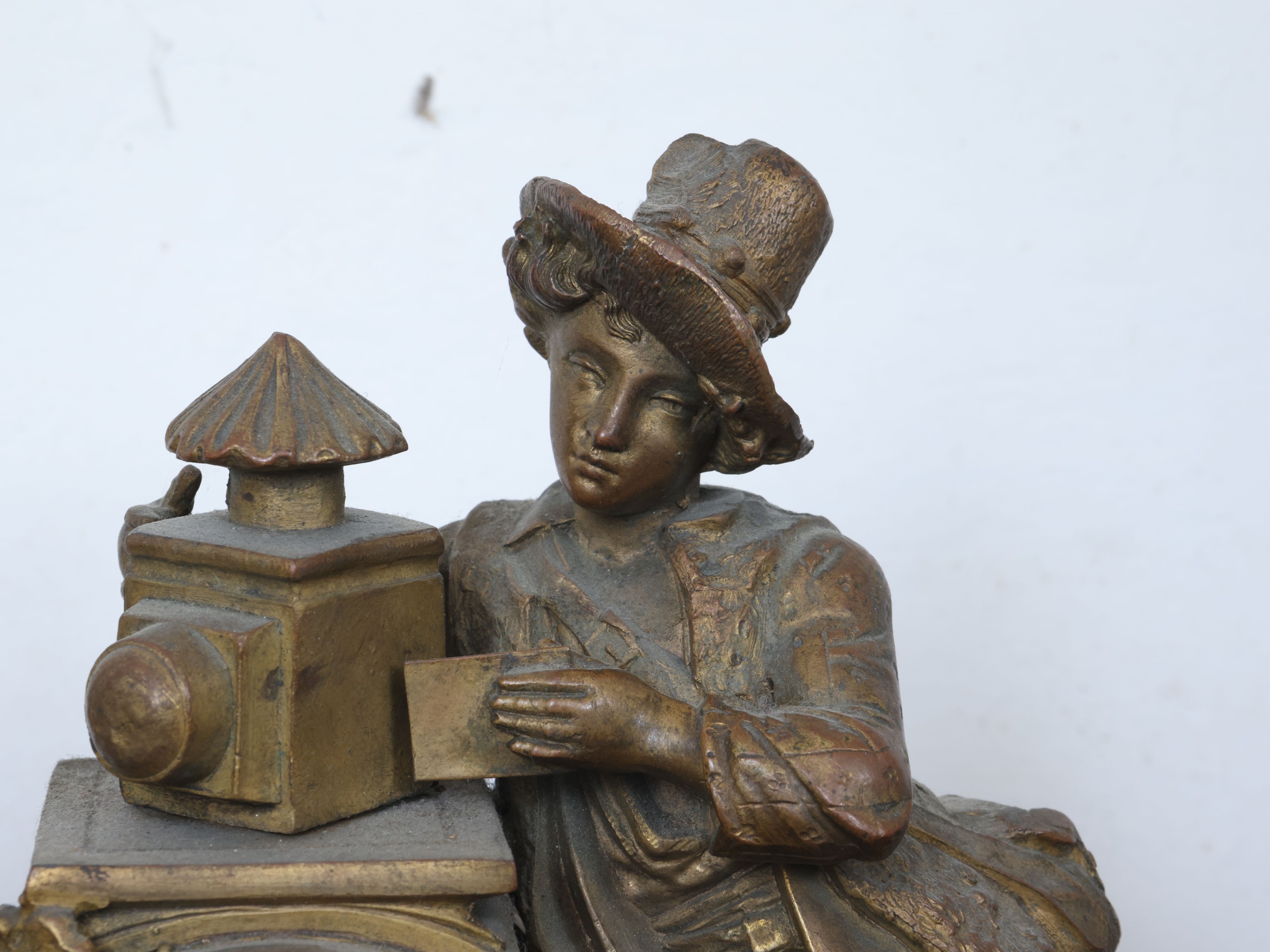 Orologio da tavolo in antimonio dorato, XIX/XX secolo
