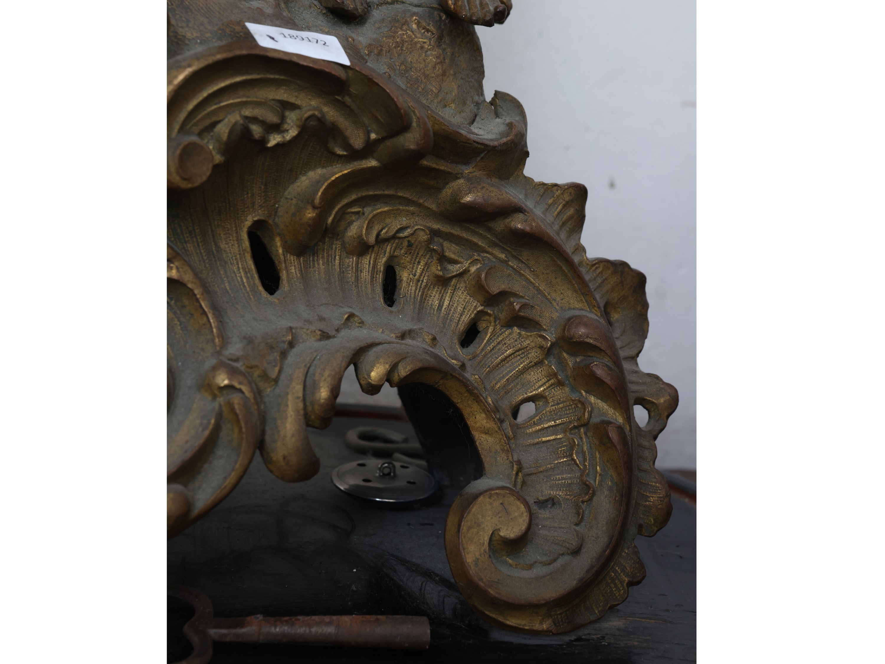 Orologio da tavolo in antimonio dorato, XIX/XX secolo
