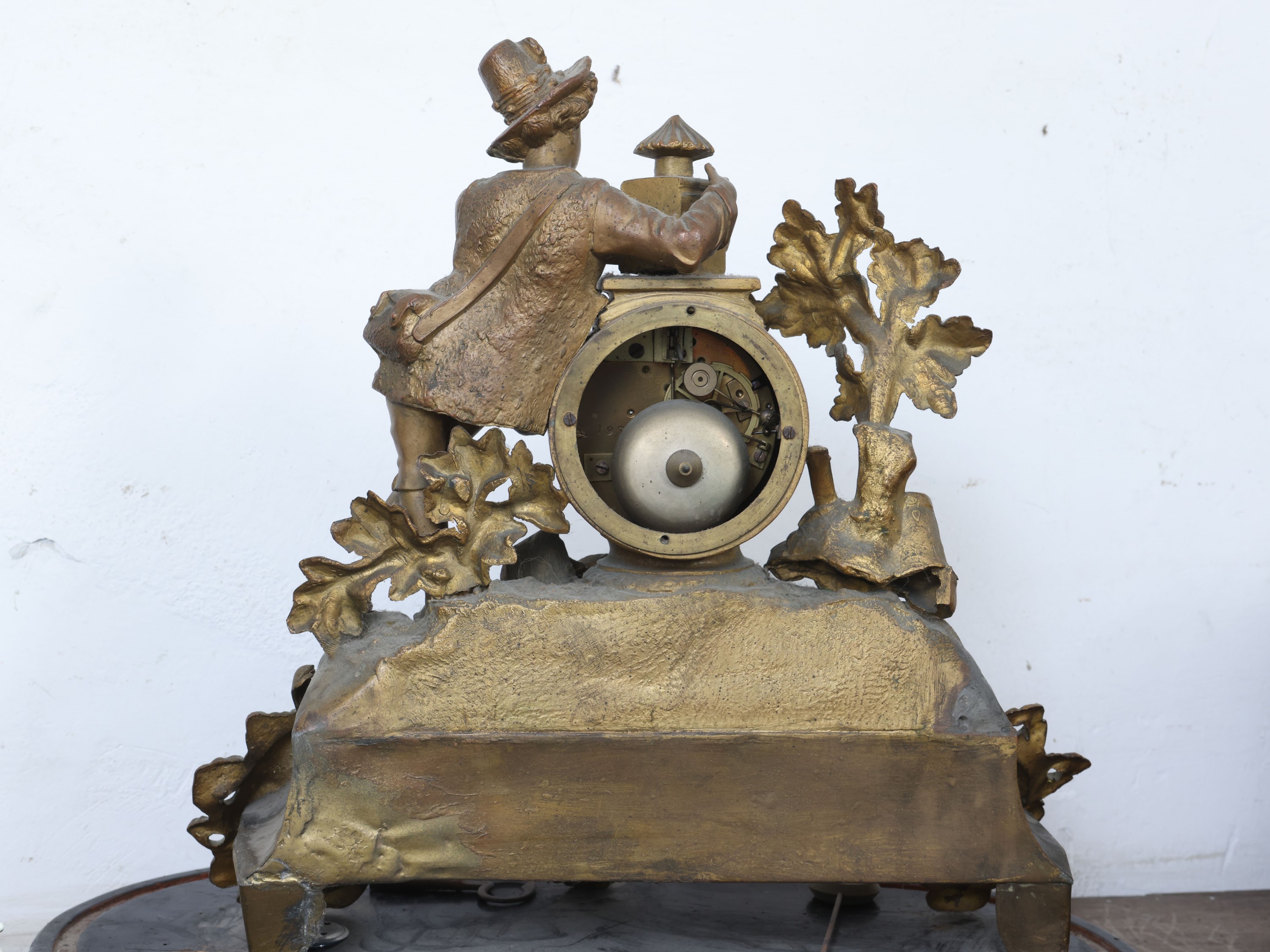 Orologio da tavolo in antimonio dorato, XIX/XX secolo